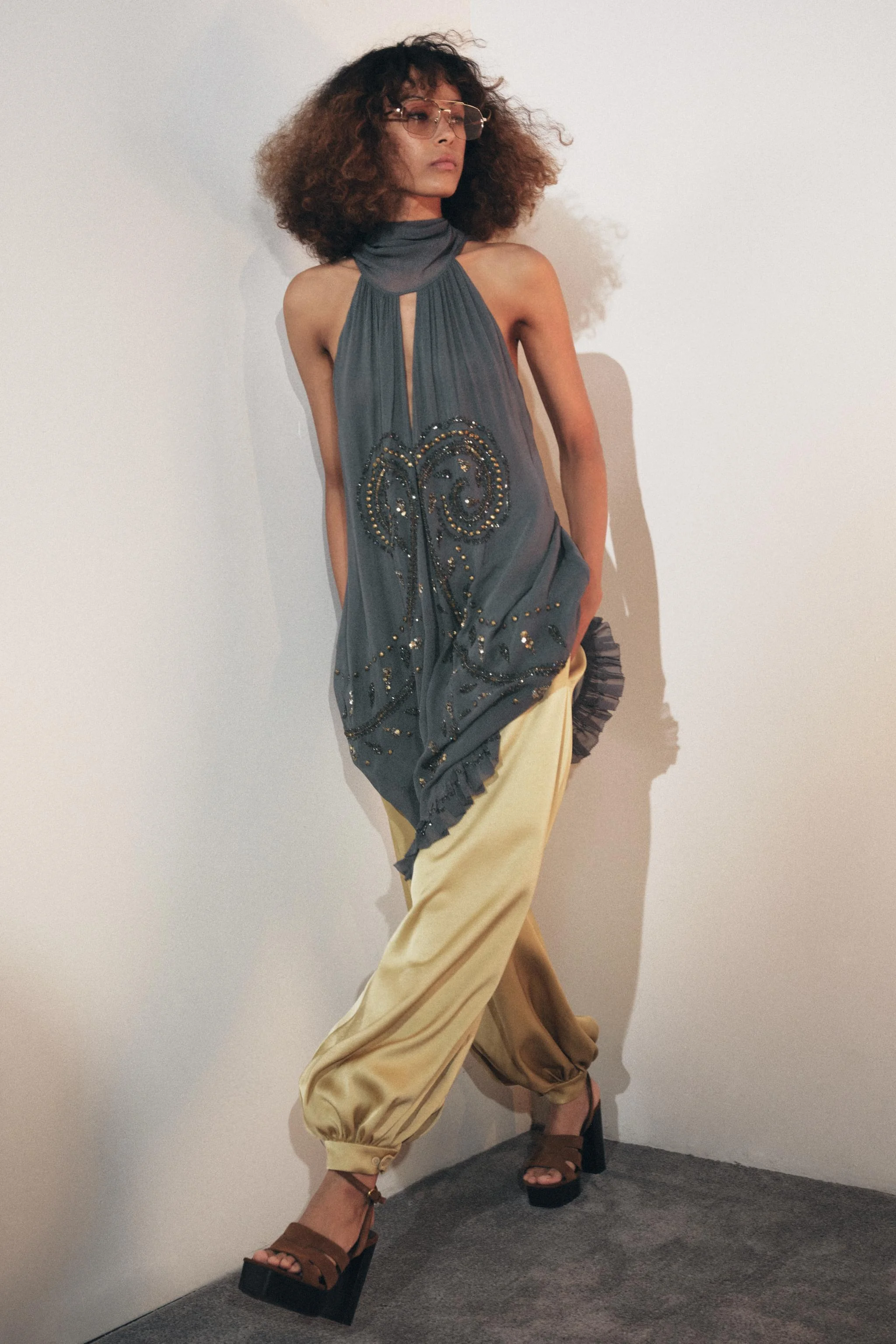 پیراهن کوتاه یقه هالتر گلدوزی شده ZW COLLECTION پیراهن کوتاه یقه هالتر گلدوزی شده ZW COLLECTION