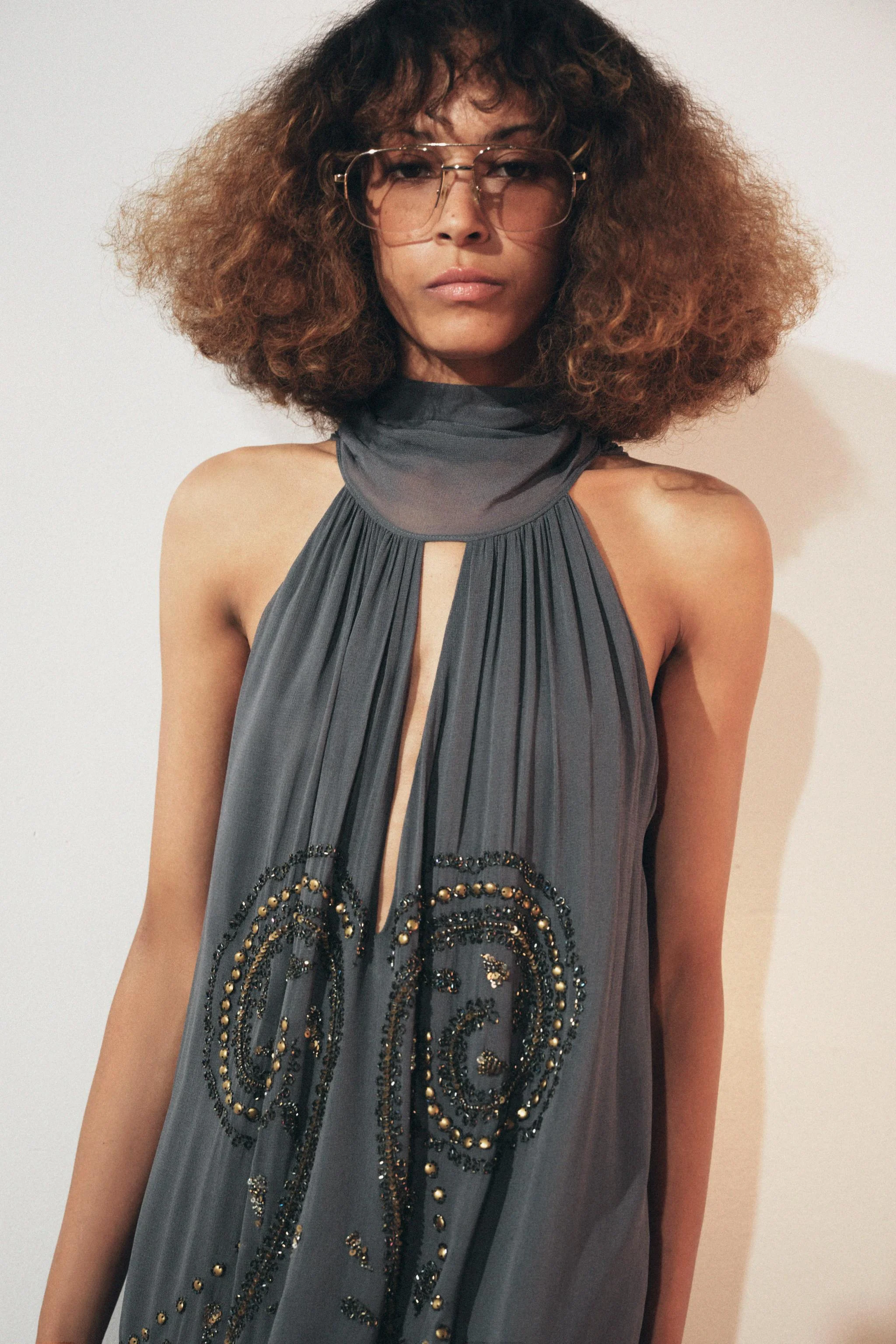 پیراهن کوتاه یقه هالتر گلدوزی شده ZW COLLECTION پیراهن کوتاه یقه هالتر گلدوزی شده ZW COLLECTION