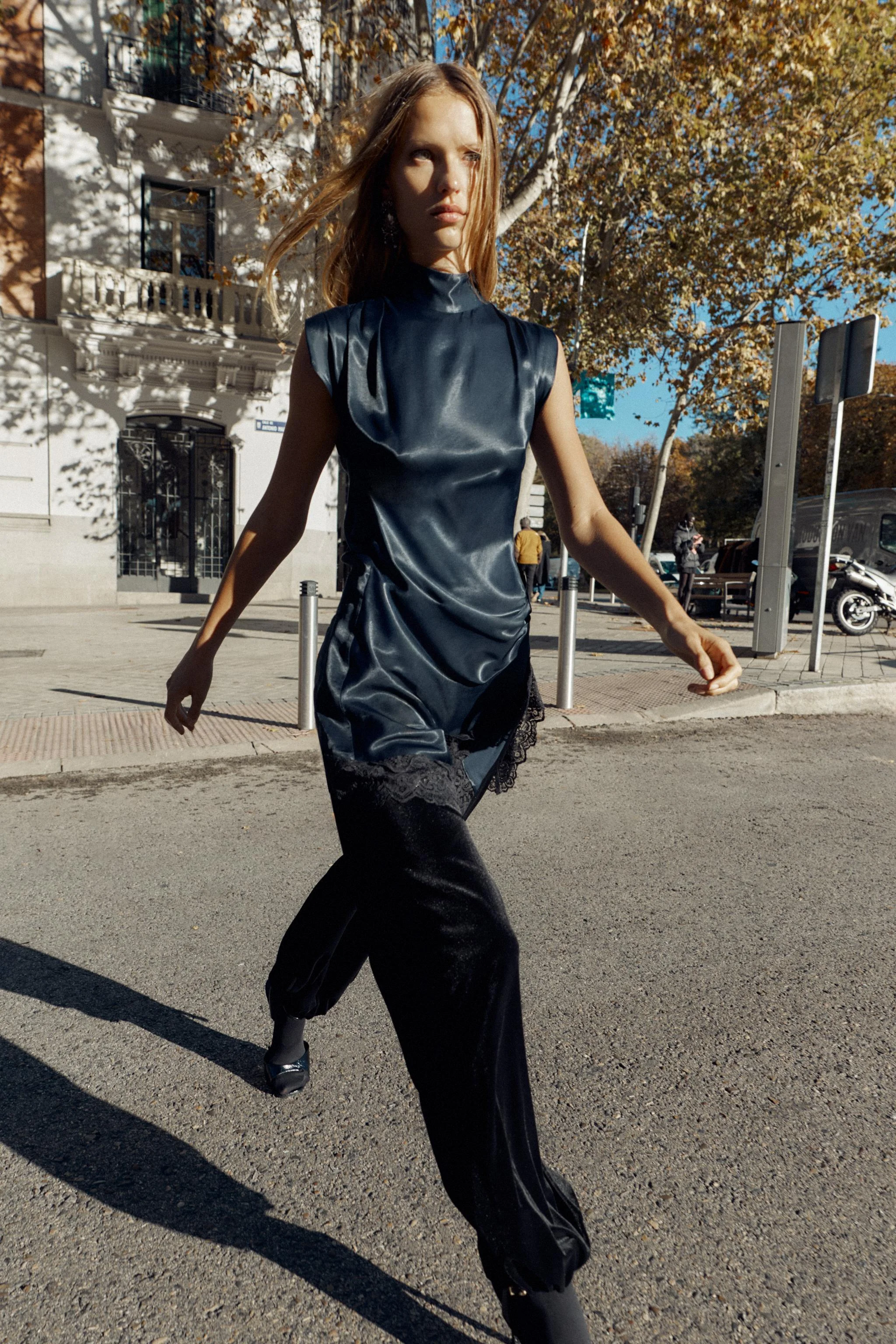 پیراهن کوتاه ساتن با جزئیات گیپور