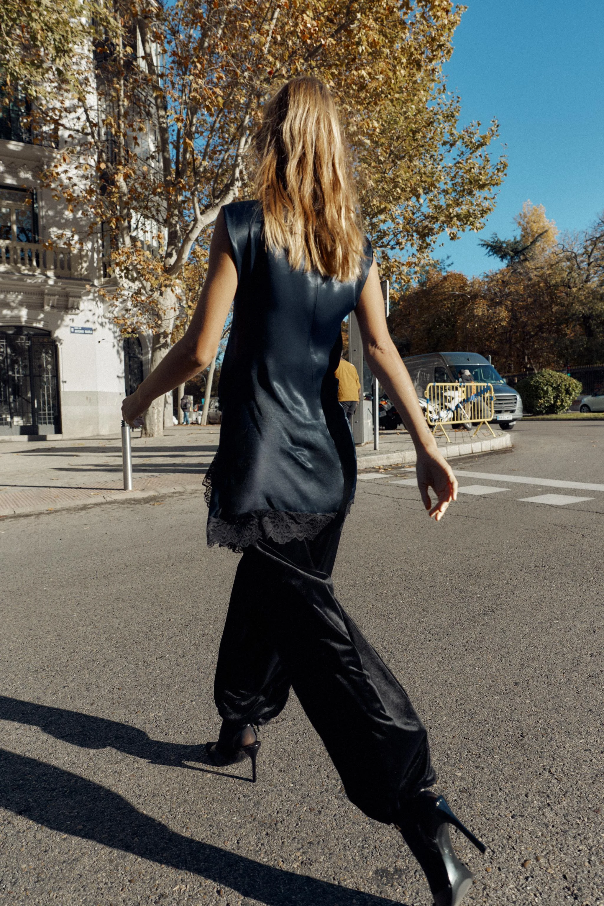 پیراهن کوتاه ساتن با جزئیات گیپور