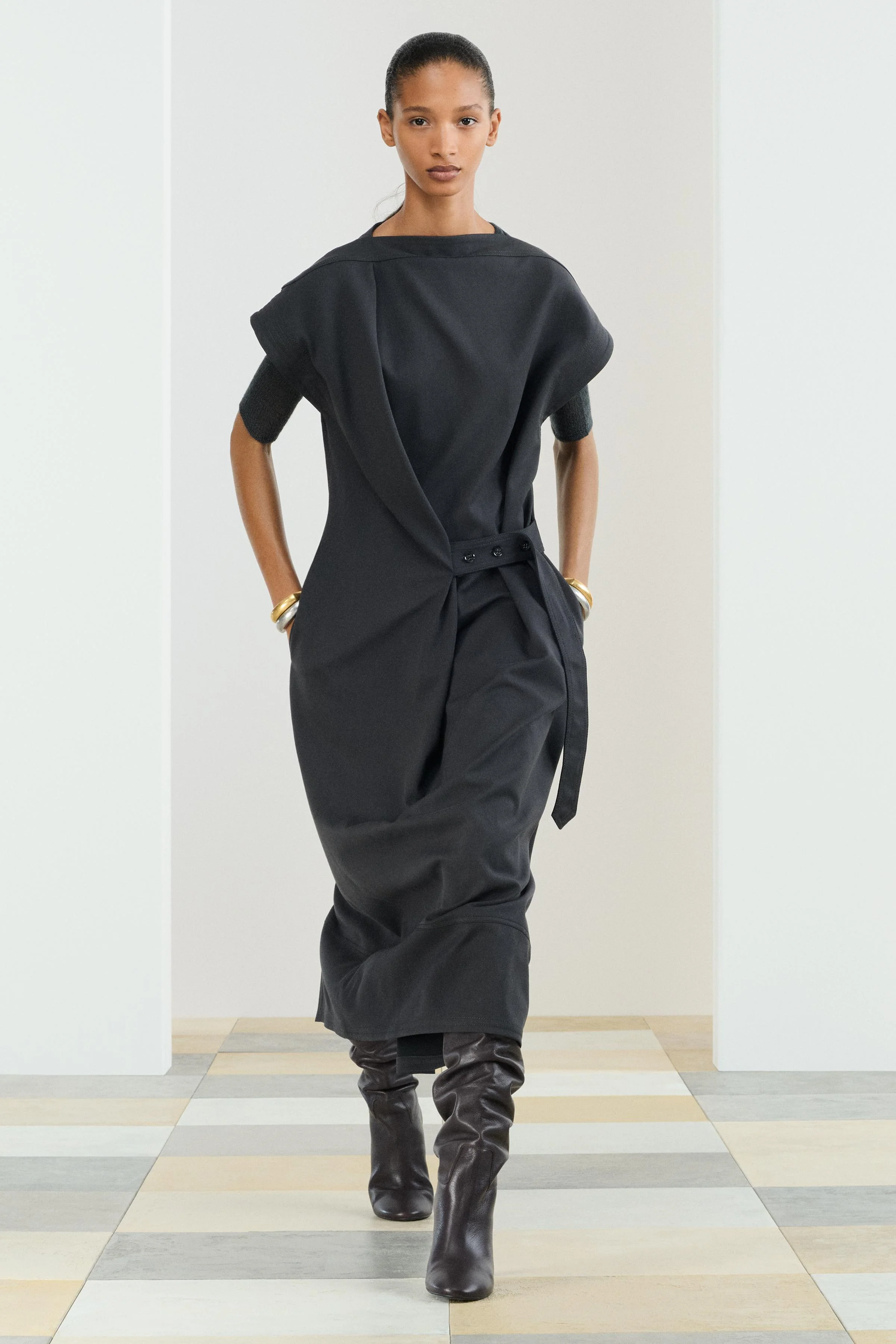 پیراهن میدی بافته شده از 8% نخ پشمی. دارای یقه قایقی و آستین های افتاده. کمر قابل تنظیم با دکمه های فشاری. لبه صاف.