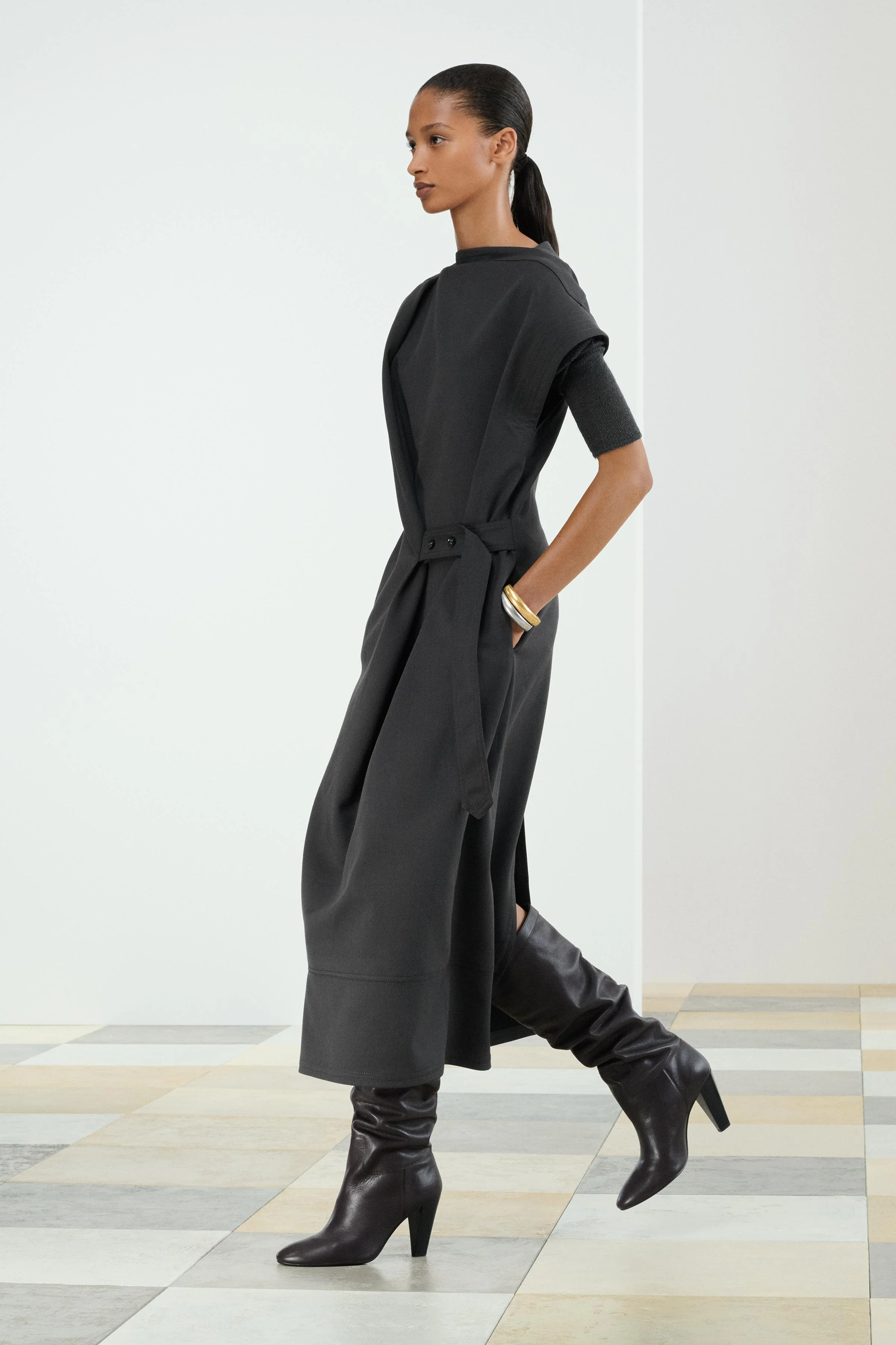 پیراهن میدی بافته شده از 8% نخ پشمی. دارای یقه قایقی و آستین های افتاده. کمر قابل تنظیم با دکمه های فشاری. لبه صاف. پیراهن میدی بافته شده از 8% نخ پشمی. دارای یقه قایقی و آستین های افتاده. کمر قابل تنظیم با دکمه های فشاری. لبه صاف.