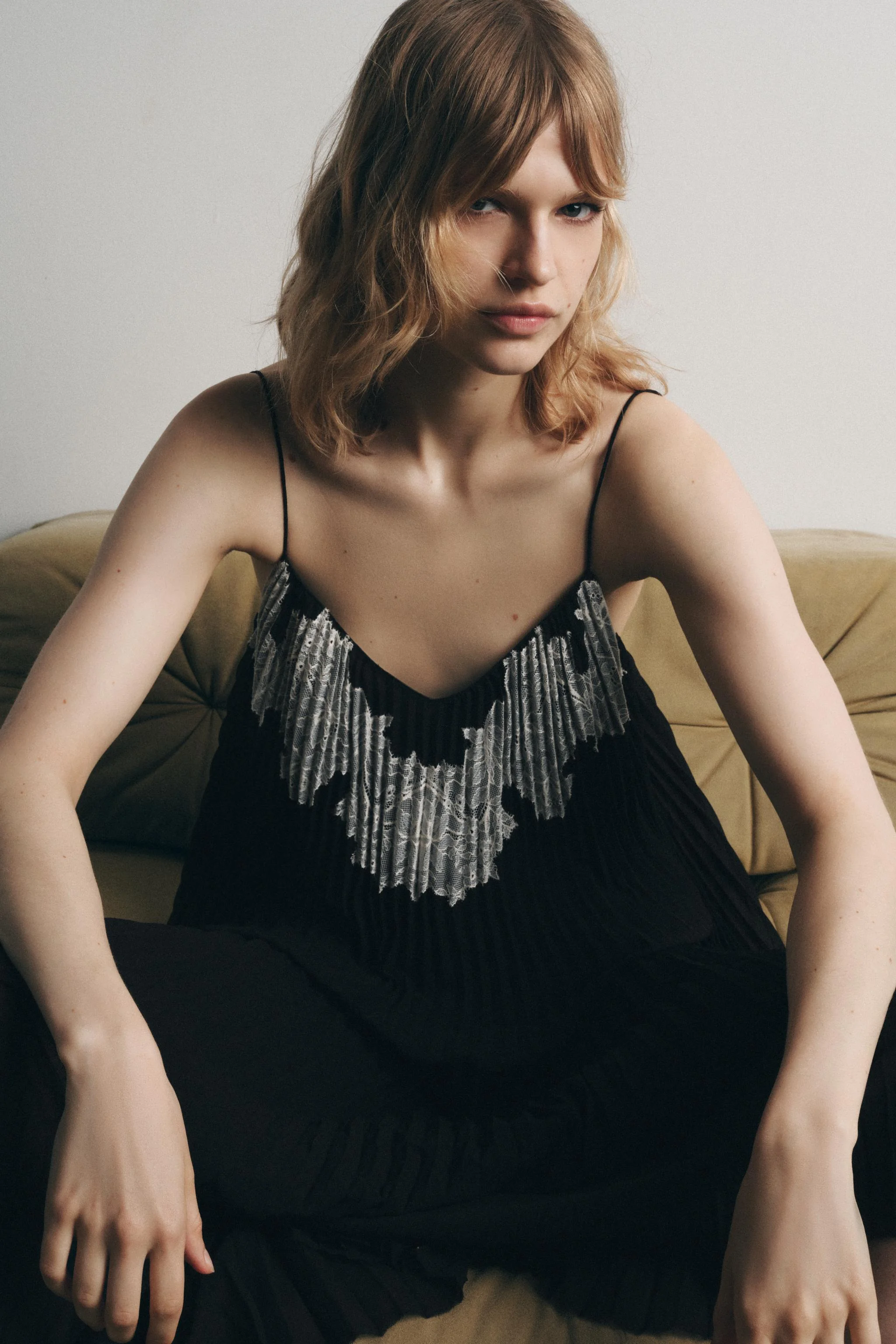 پیراهن پلیسه دار با گلدوزی و توری