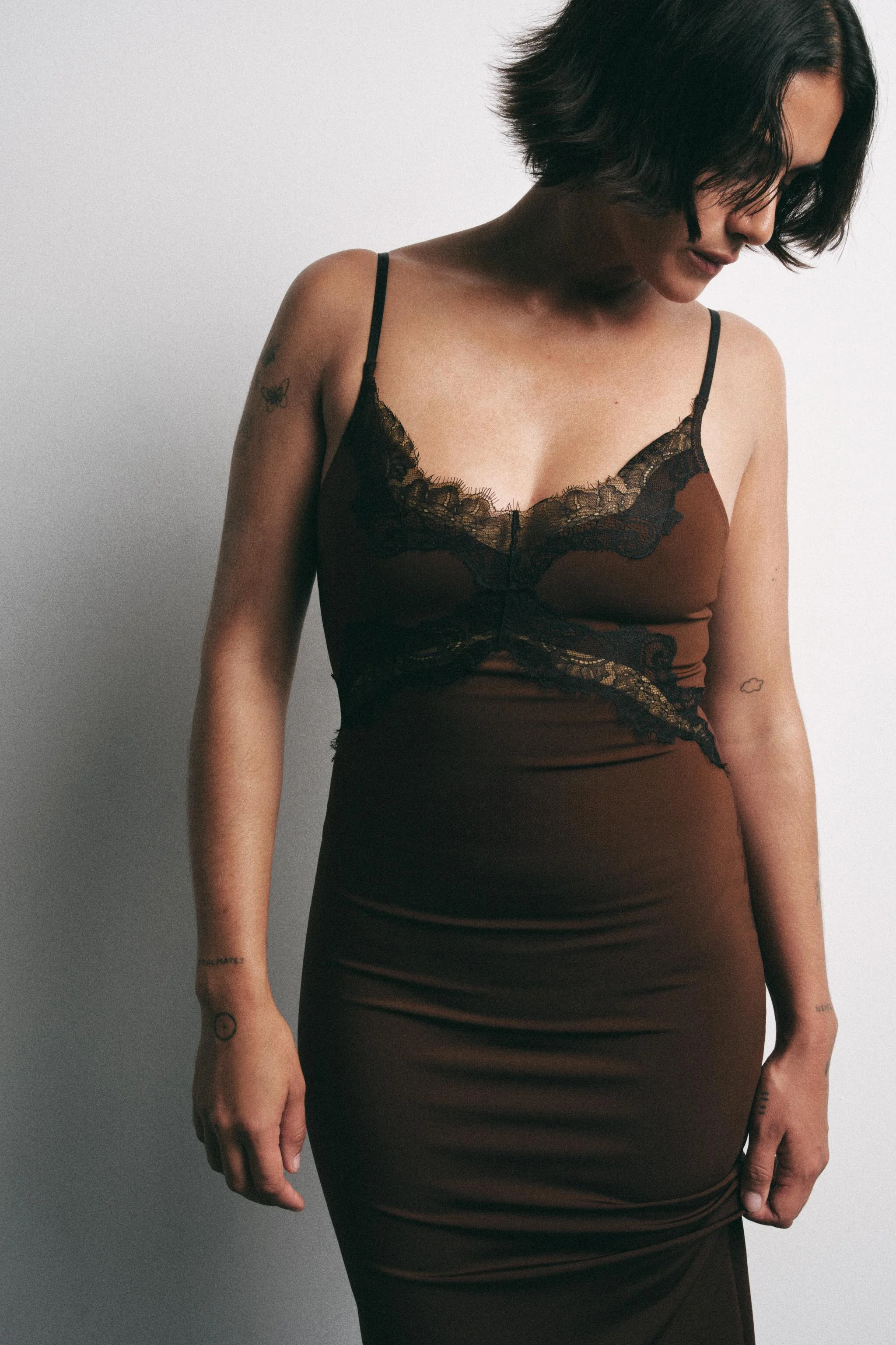 پیراهن میدی با جزئیات گیپور متضاد