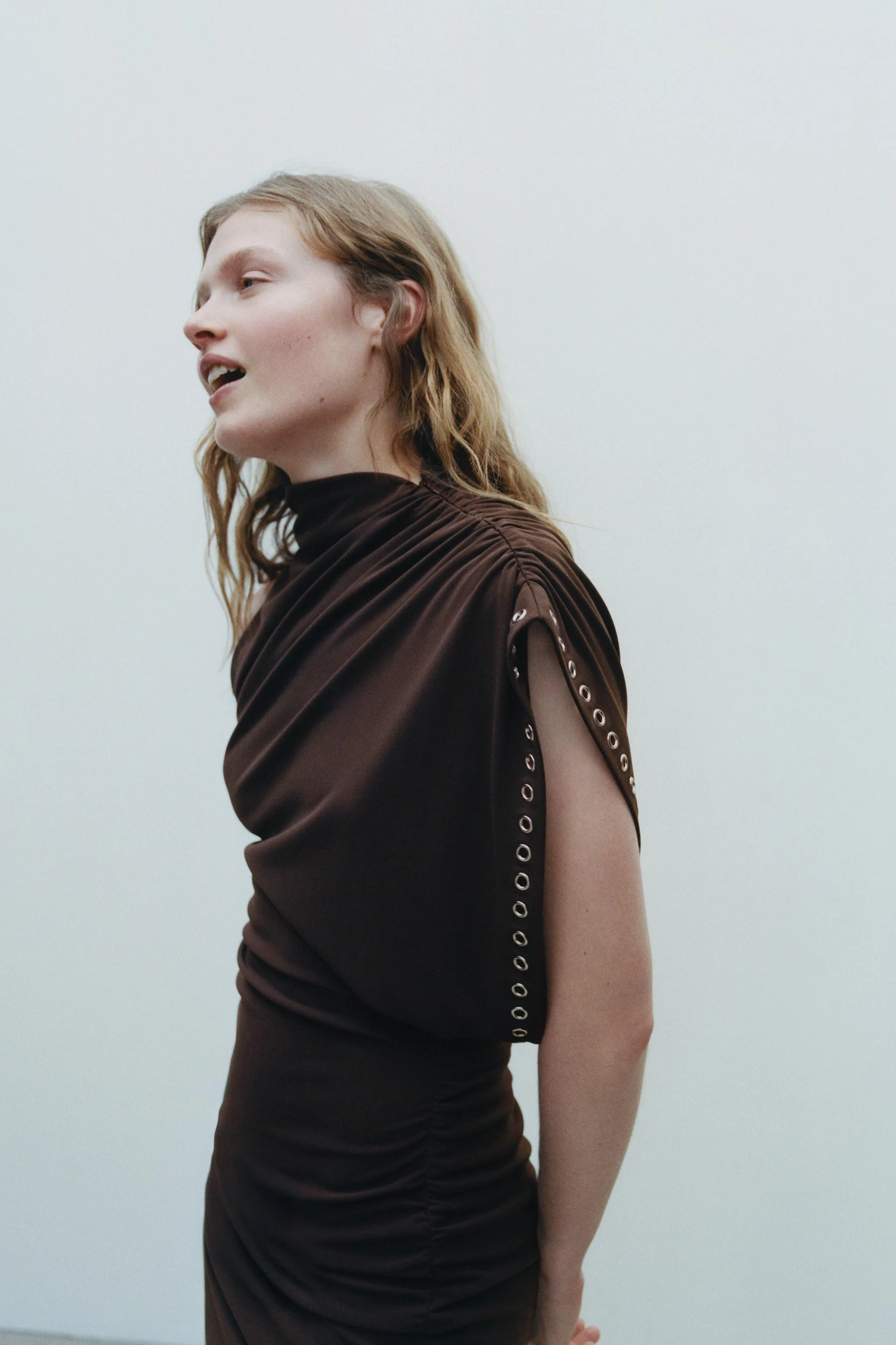 پیراهن کوتاه نامتقارن با تزئینات چین‌دار