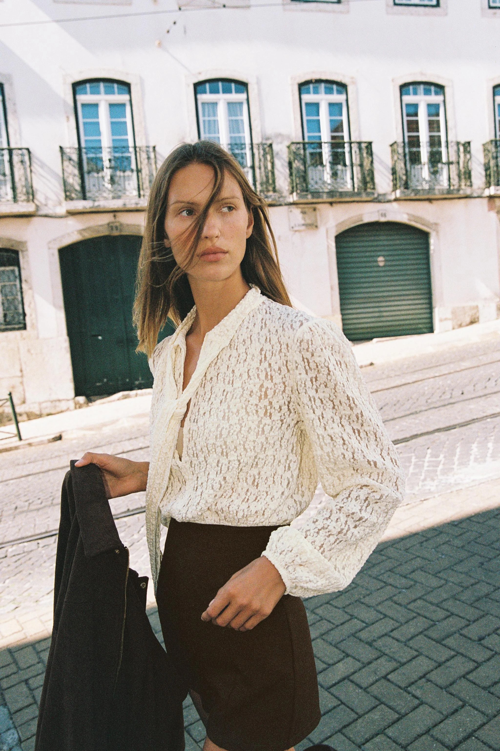 سرهمی با یقه ایستاده و کراوات