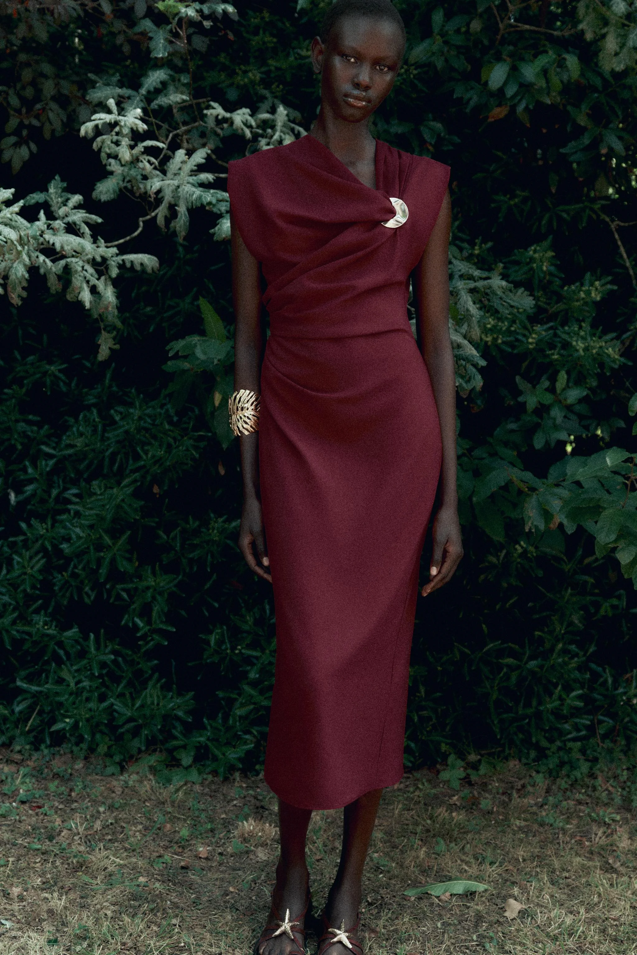 پیراهن میدی یقه رها با تزیین طلایی