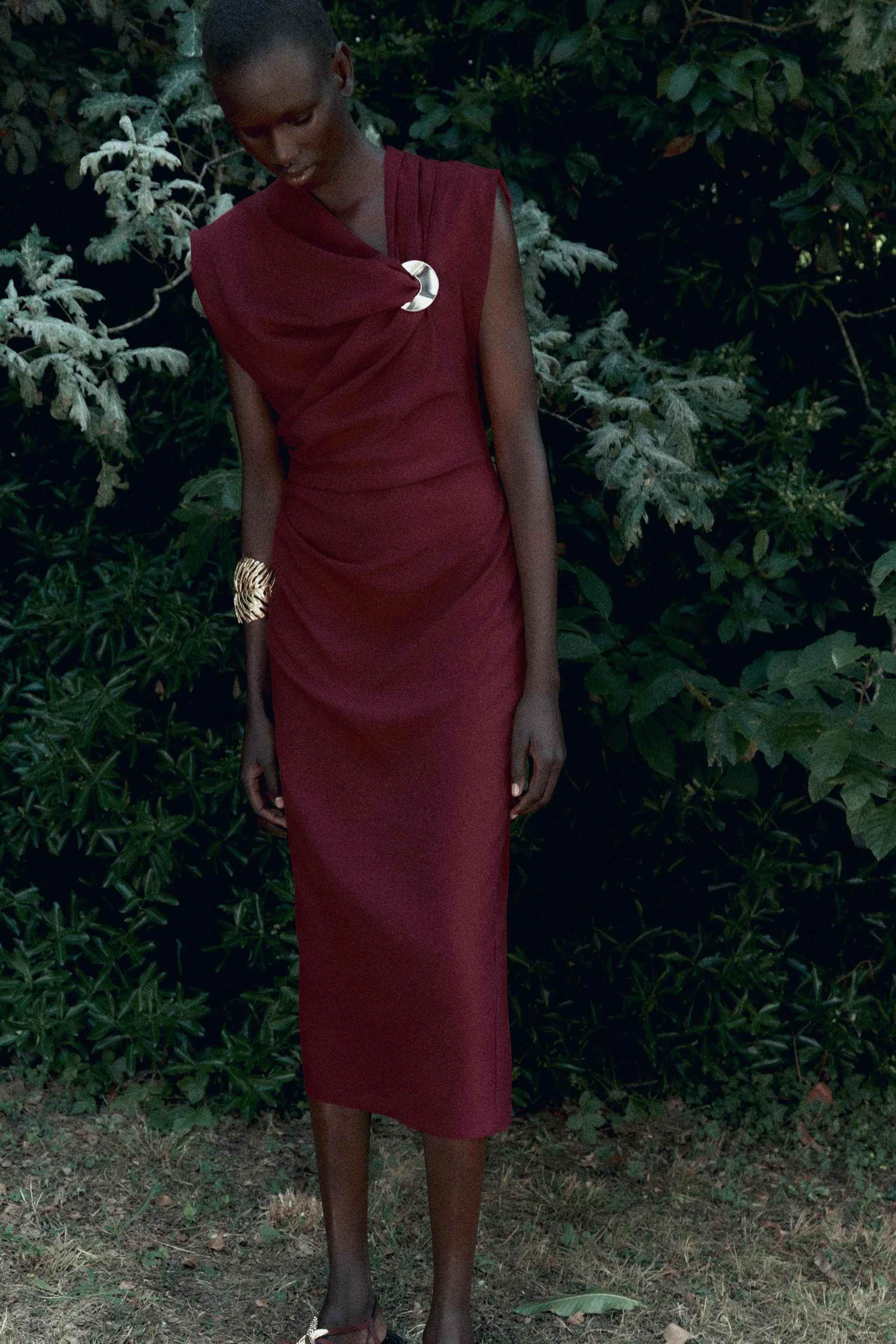 پیراهن میدی یقه رها با تزیین طلایی