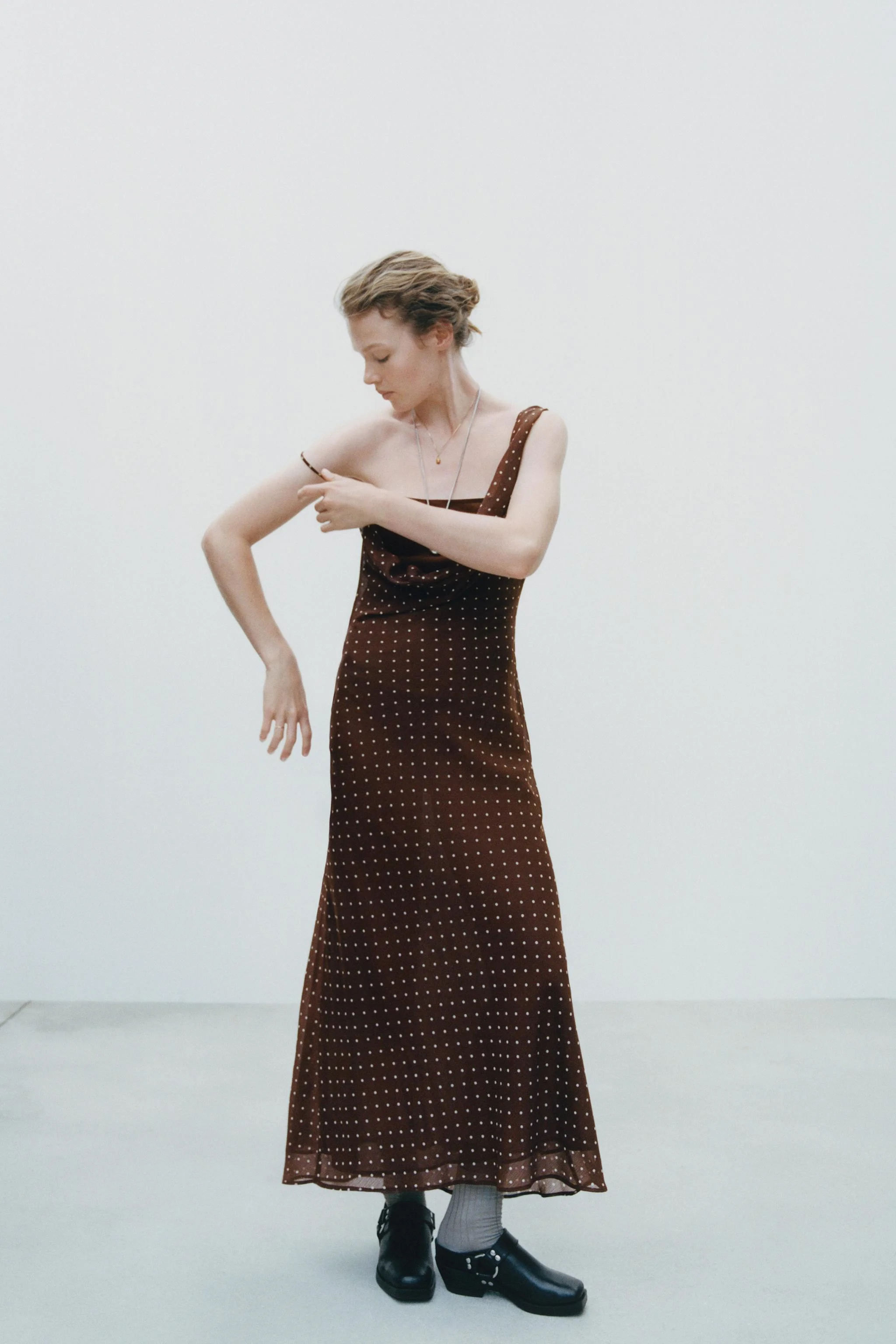 پیراهن بلند خالدار با یقه دراپه نامتقارن