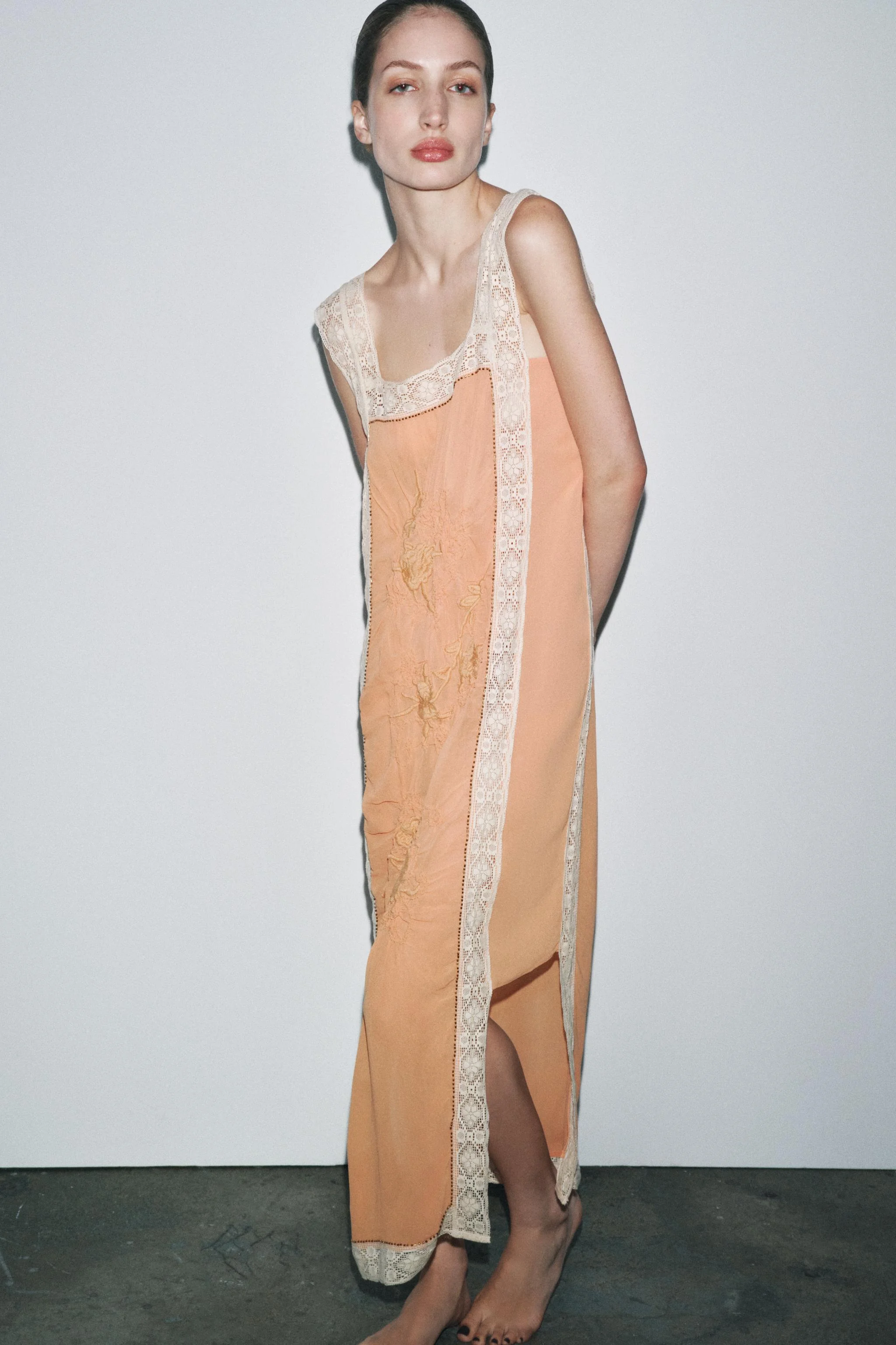 پیراهن میدی بافت دار با گلدوزی پیراهن میدی بافت دار با گلدوزی