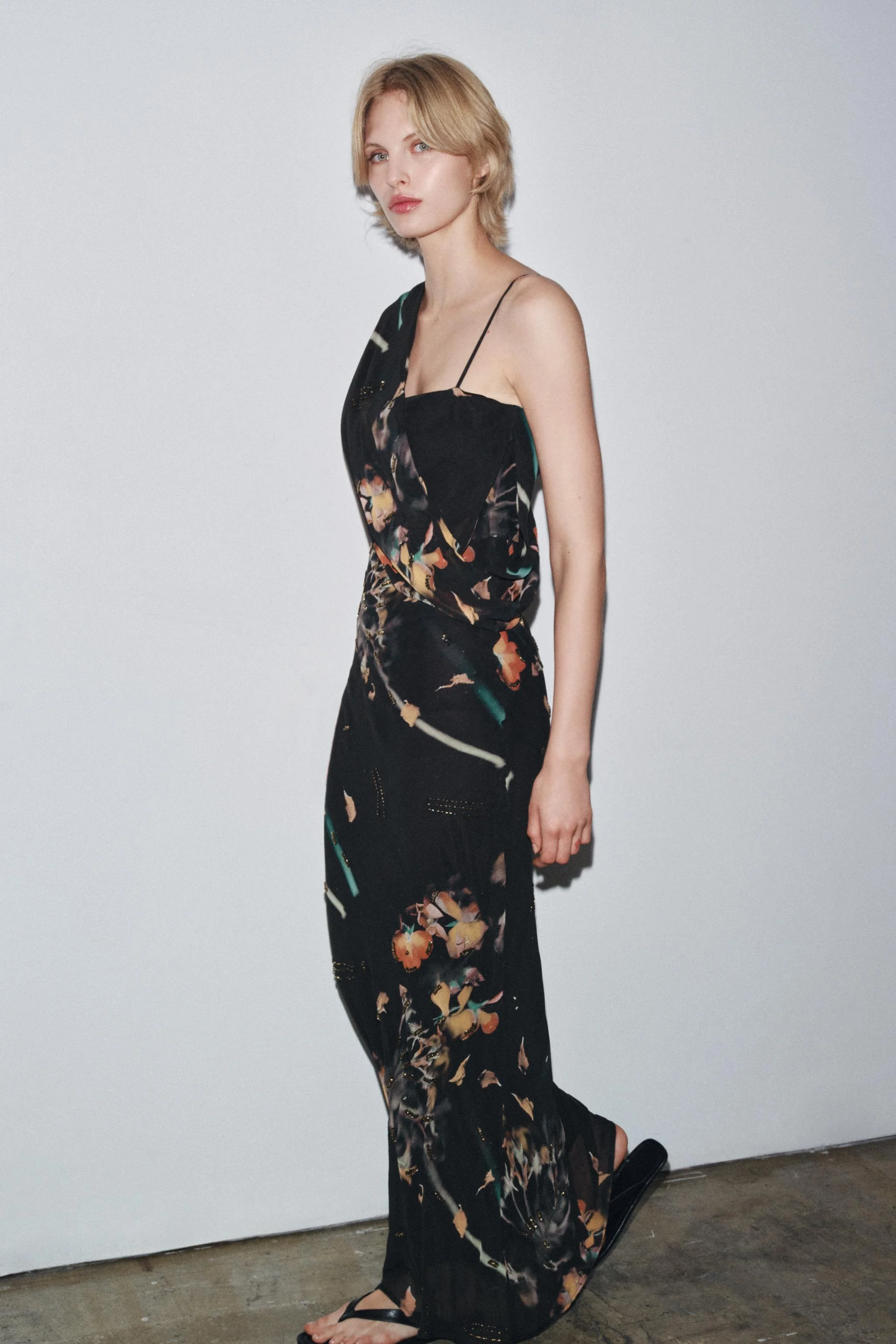 پیراهن بلند طرح‌دار با شنل مهره‌دوزی شده