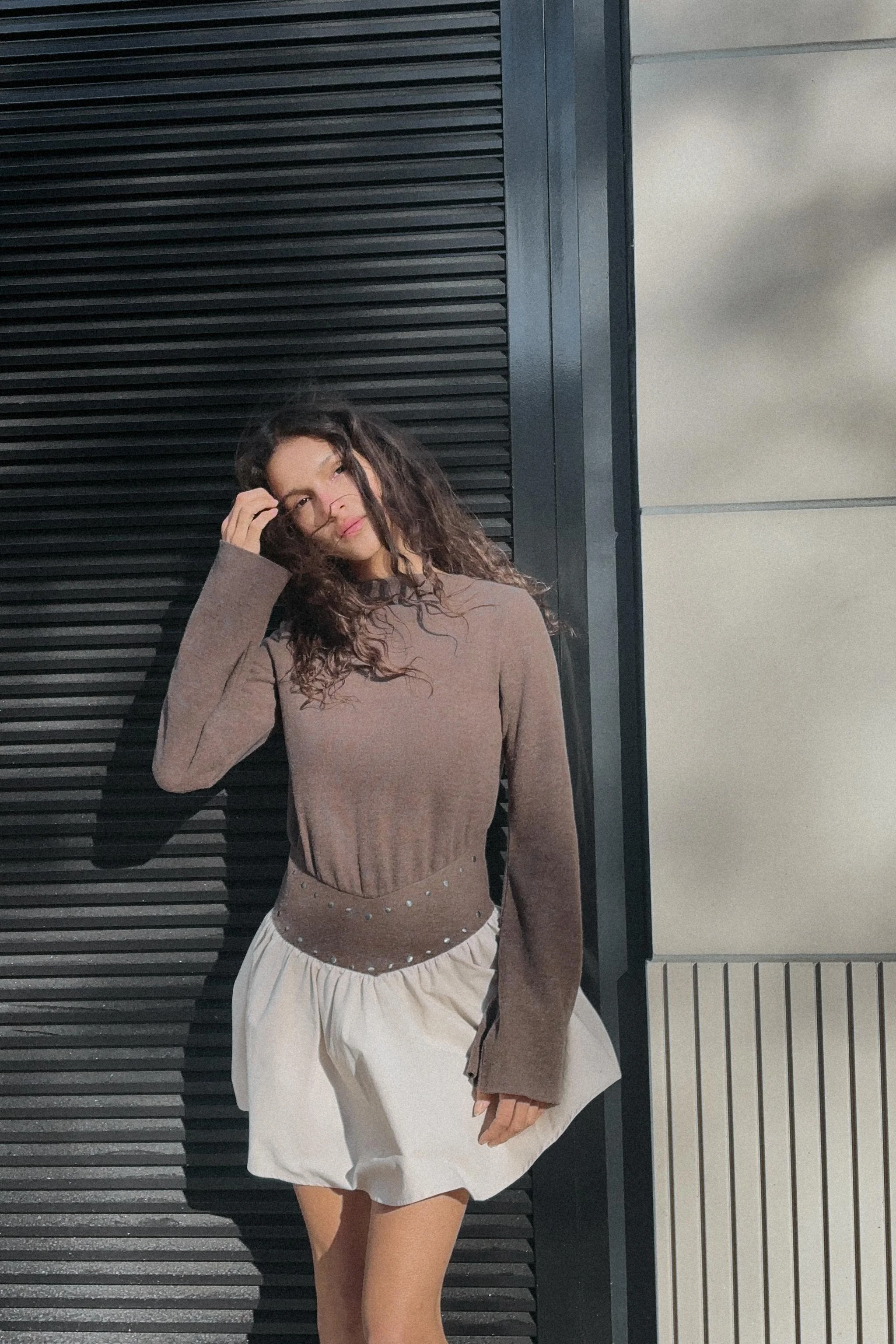 پیراهن متضاد با تزئینات پرچ پیراهن متضاد با تزئینات پرچ