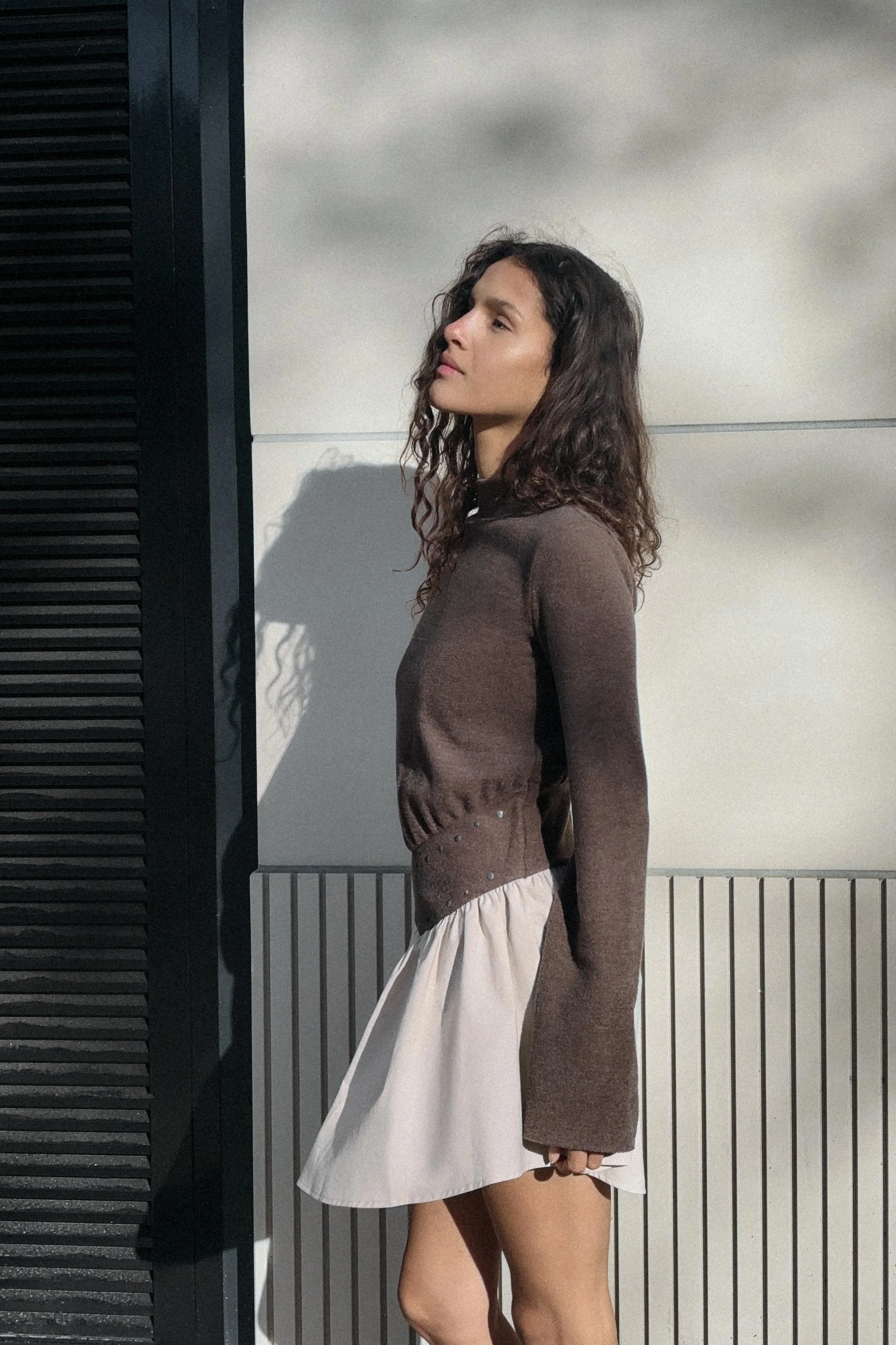 پیراهن متضاد با تزئینات پرچ