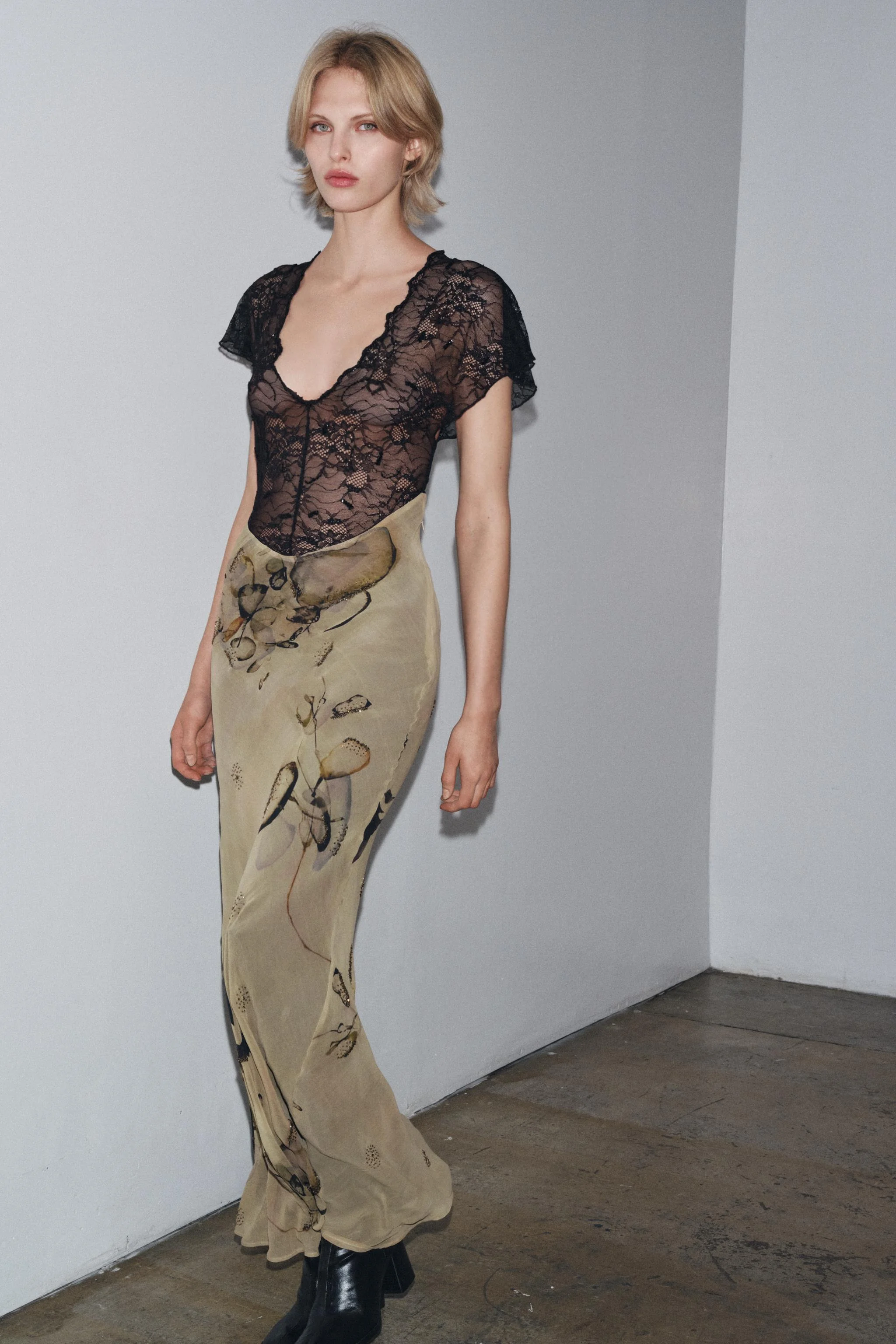 پیراهن بلند طرح توری مهرهدار پیراهن بلند طرح توری مهرهدار