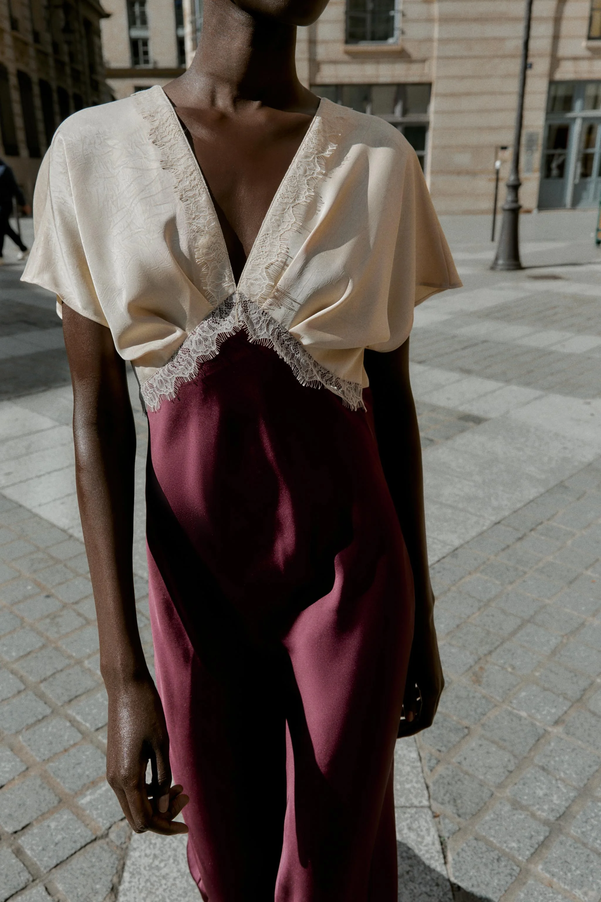 پیراهن میدی ساتن با تزیینات گیپور پیراهن میدی ساتن با تزیینات گیپور