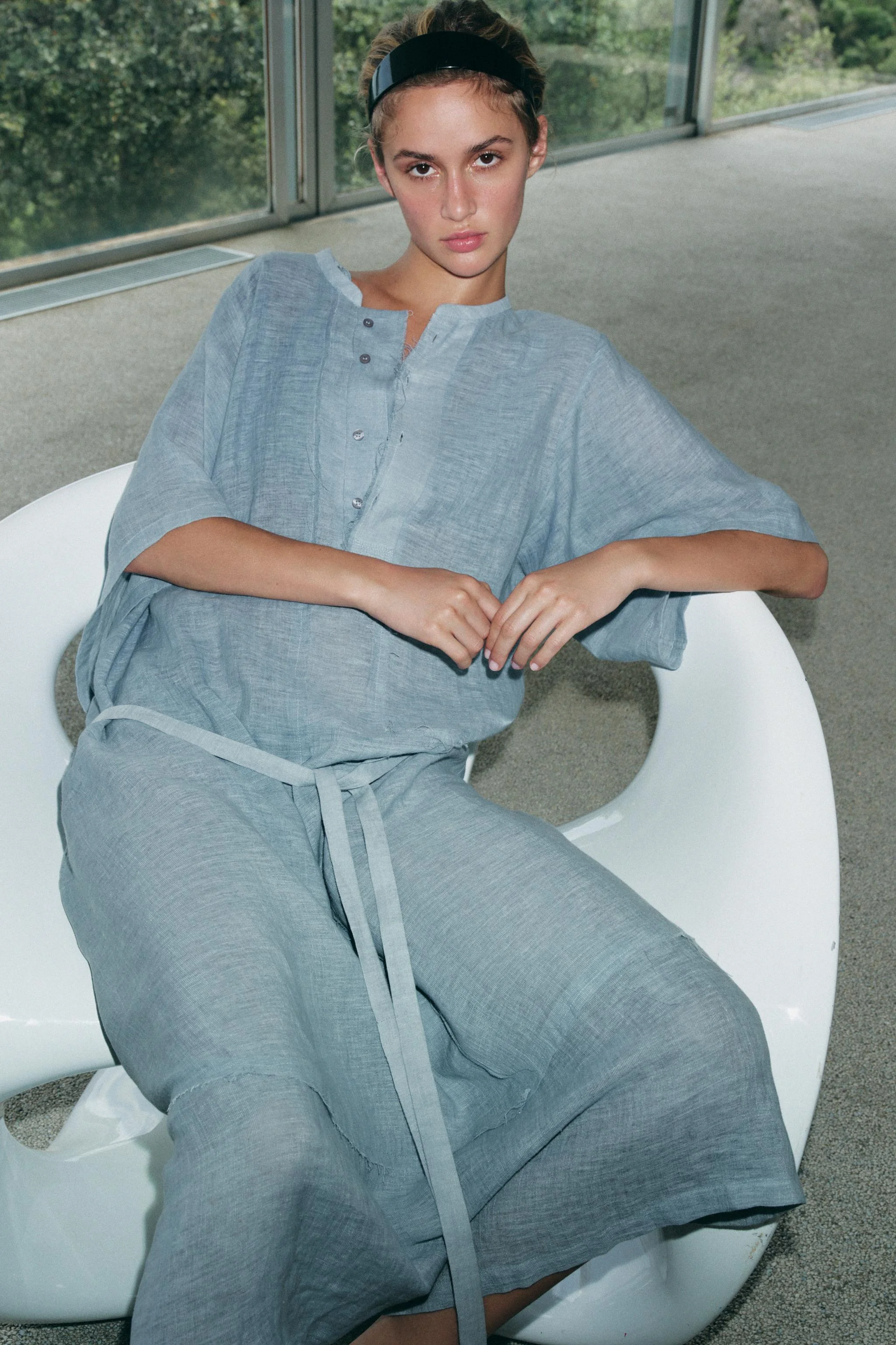 پیراهن میدی بافتنی ترکیبی از کتان، نسخه محدود. یقه گرد و آستین های سه ربع. دارای جزئیات پارچه ای با حاشیه های ریش ریش همرنگ. دارای کمربند. دکمه های جلوی لباس.