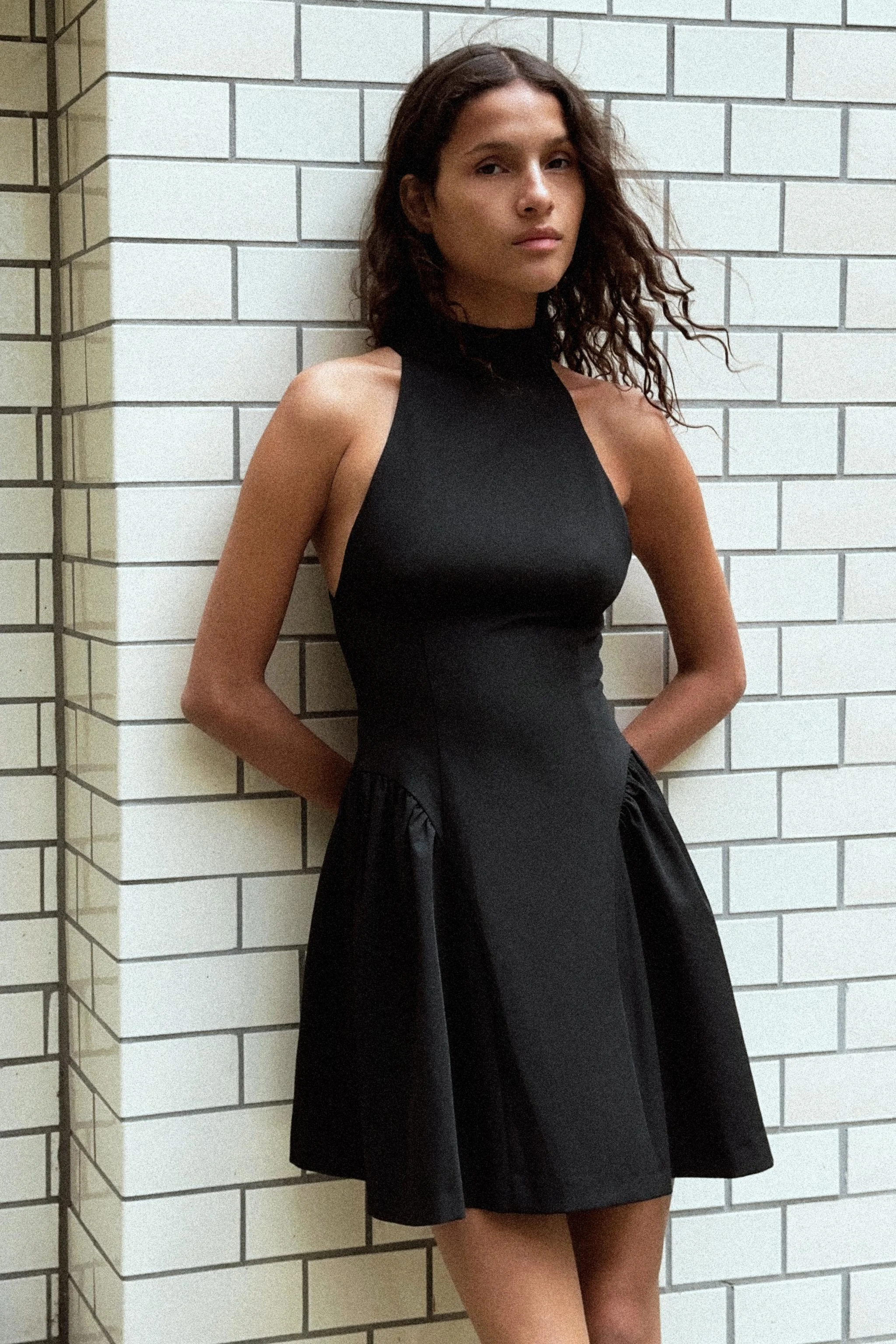 پیراهن کوتاه یقه هالتر پلیسه دار پیراهن کوتاه یقه هالتر پلیسه دار