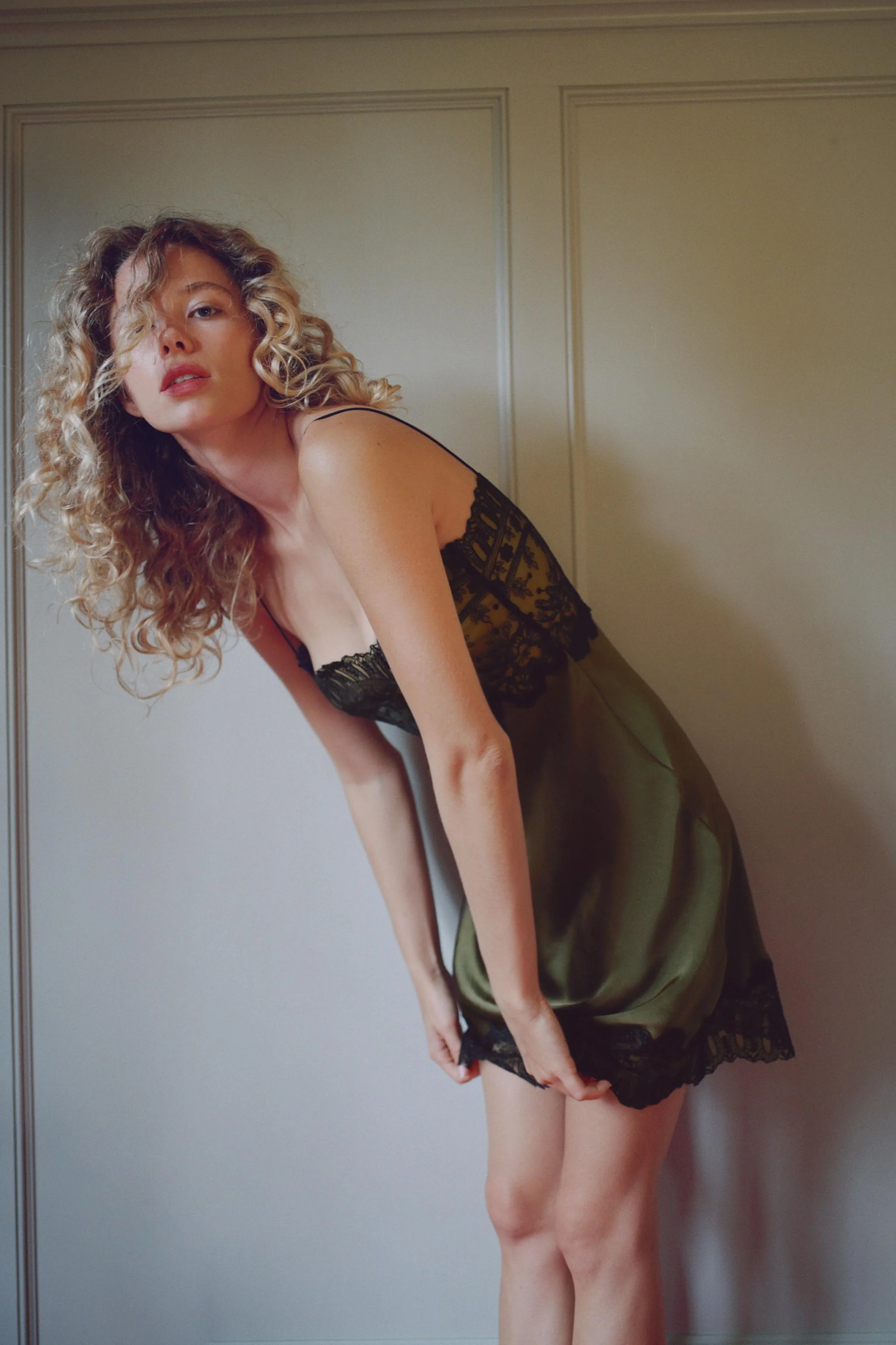 پیراهن میدی ساتن با گیپور پیراهن میدی ساتن با گیپور