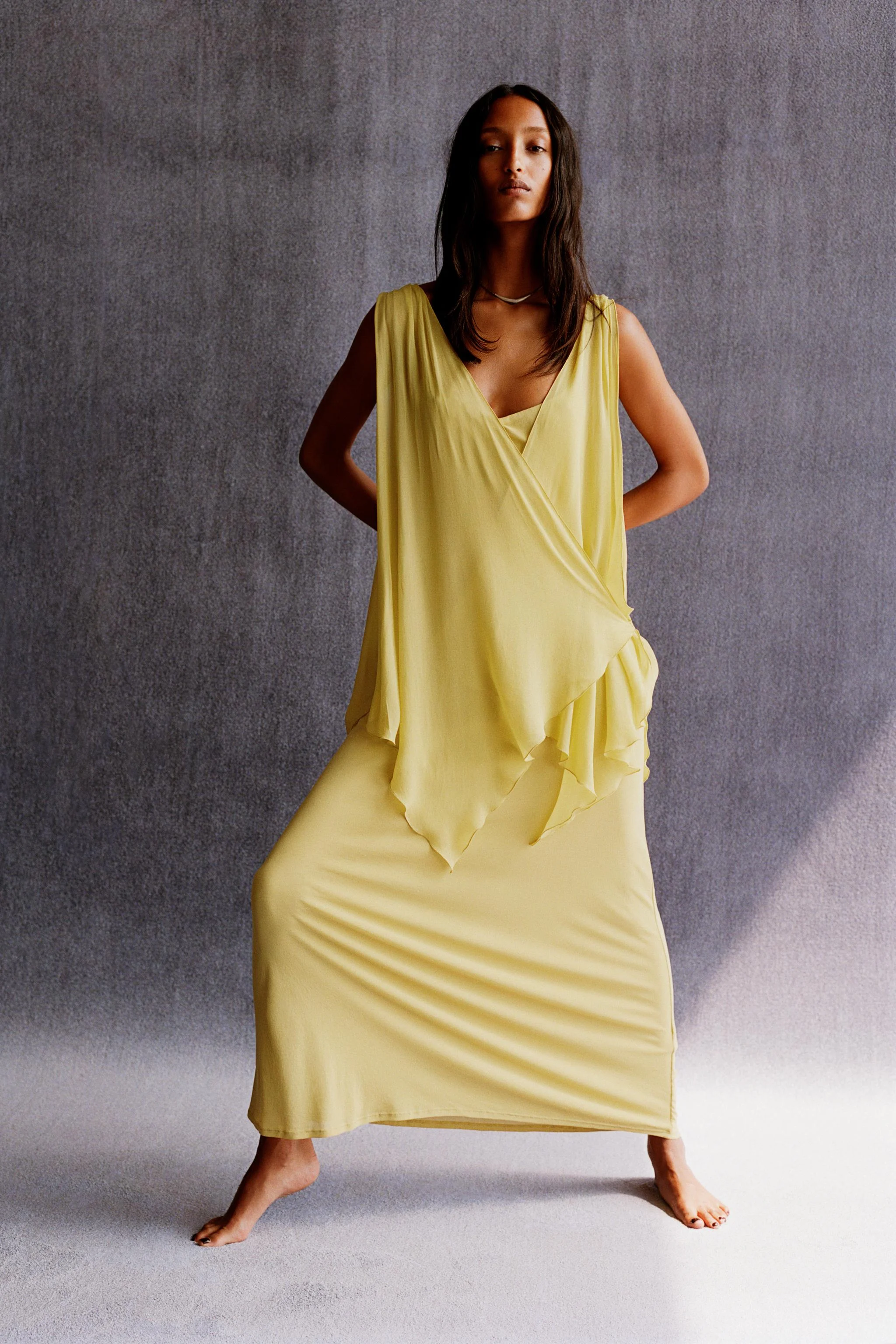 پیراهن بلند با جزئیات گره‌ای