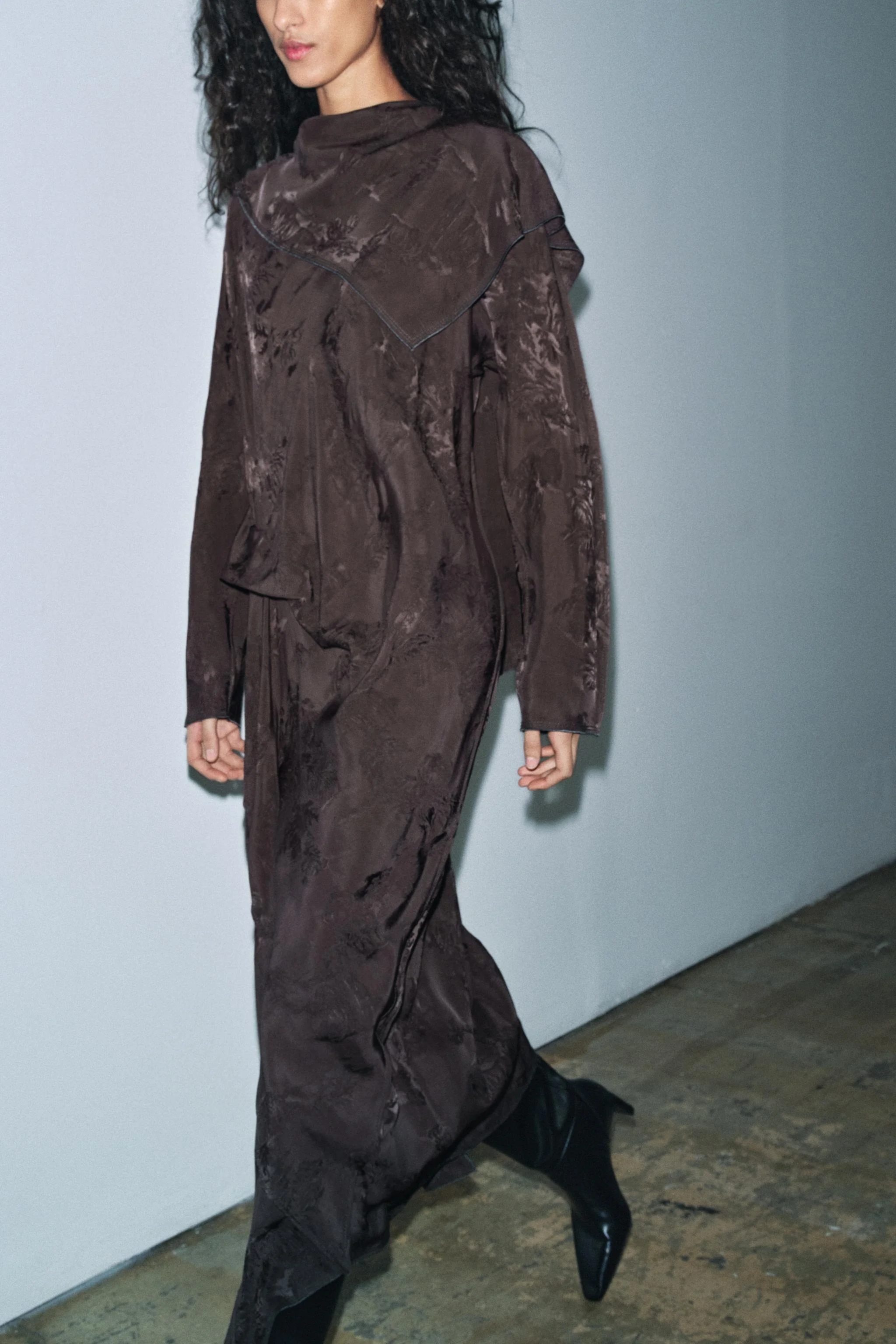 پیراهن میدی زنانه مدل ZW COLLECTION با طرح پارچه ژاکارد و دستمال سر پیراهن میدی زنانه مدل ZW COLLECTION با طرح پارچه ژاکارد و دستمال سر