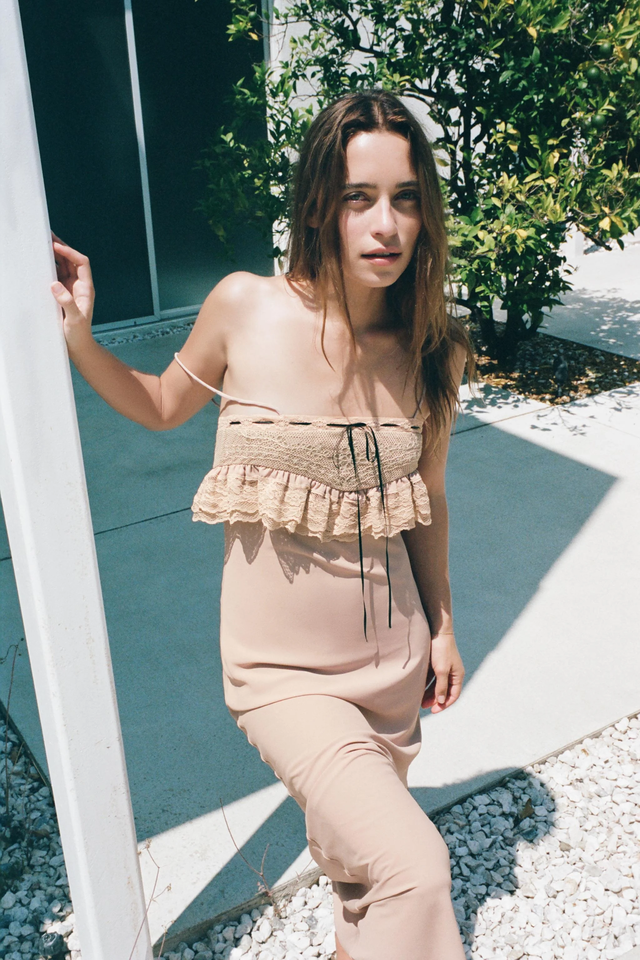 پیراهن گلدوزی شده با پاپیون متضاد