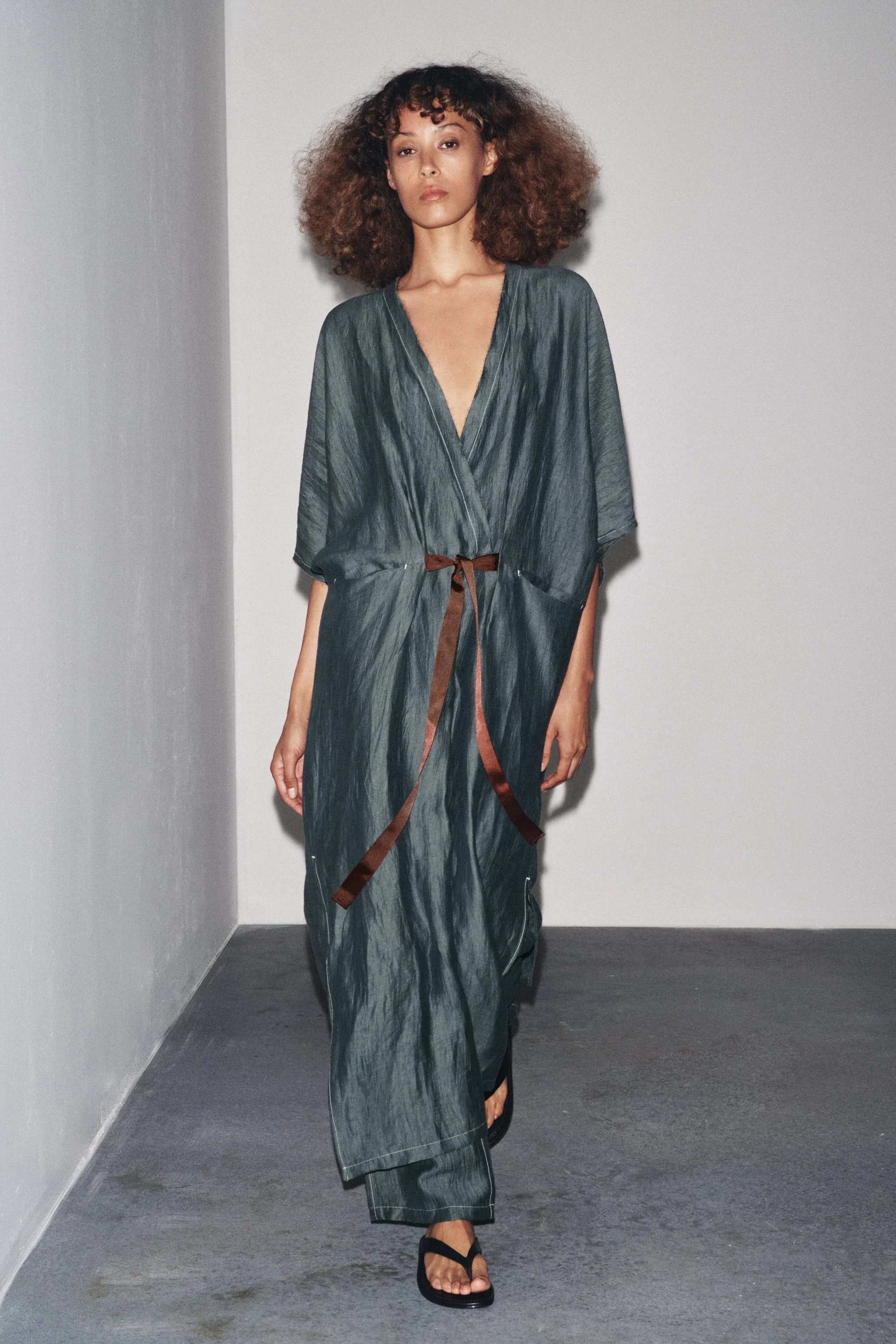 پیراهن میدی با ترکیب پارچه لینن و بند متضاد پیراهن میدی با ترکیب پارچه لینن و بند متضاد