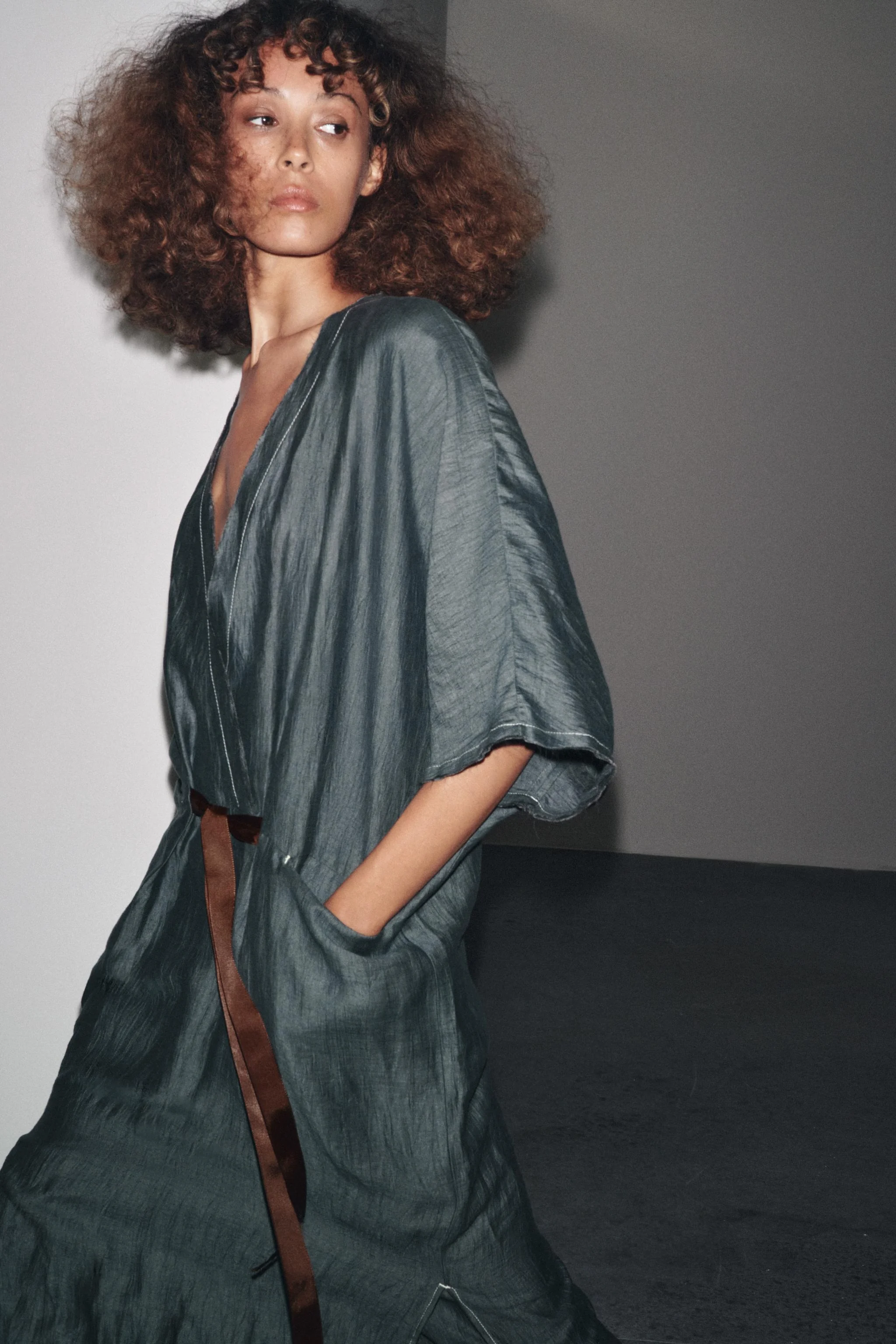 پیراهن میدی با ترکیب پارچه لینن و بند متضاد