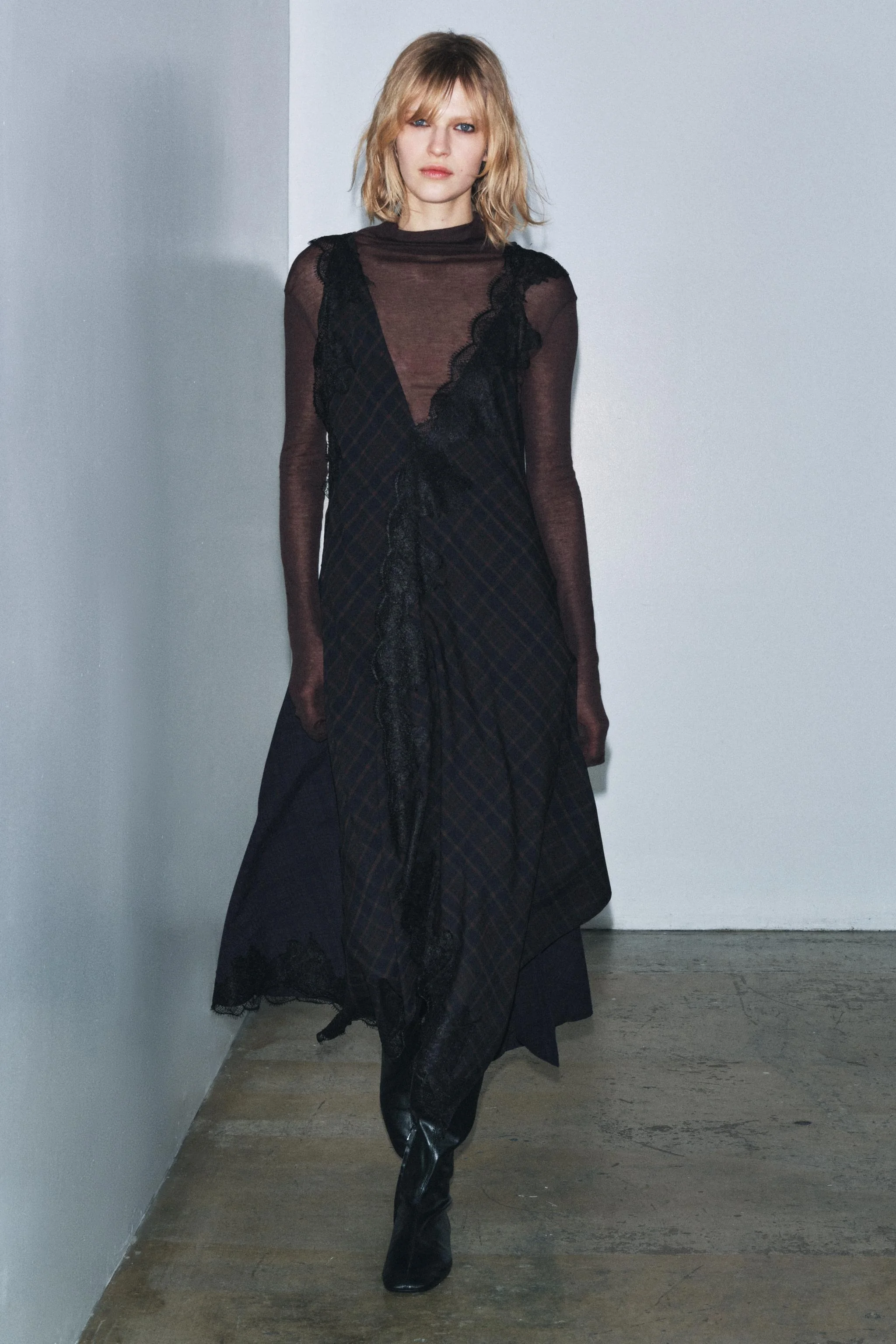 پیراهن زنانه آستین حلقه ای ZW COLLECTION با طرح گیپور متضاد پیراهن زنانه آستین حلقه ای ZW COLLECTION با طرح گیپور متضاد