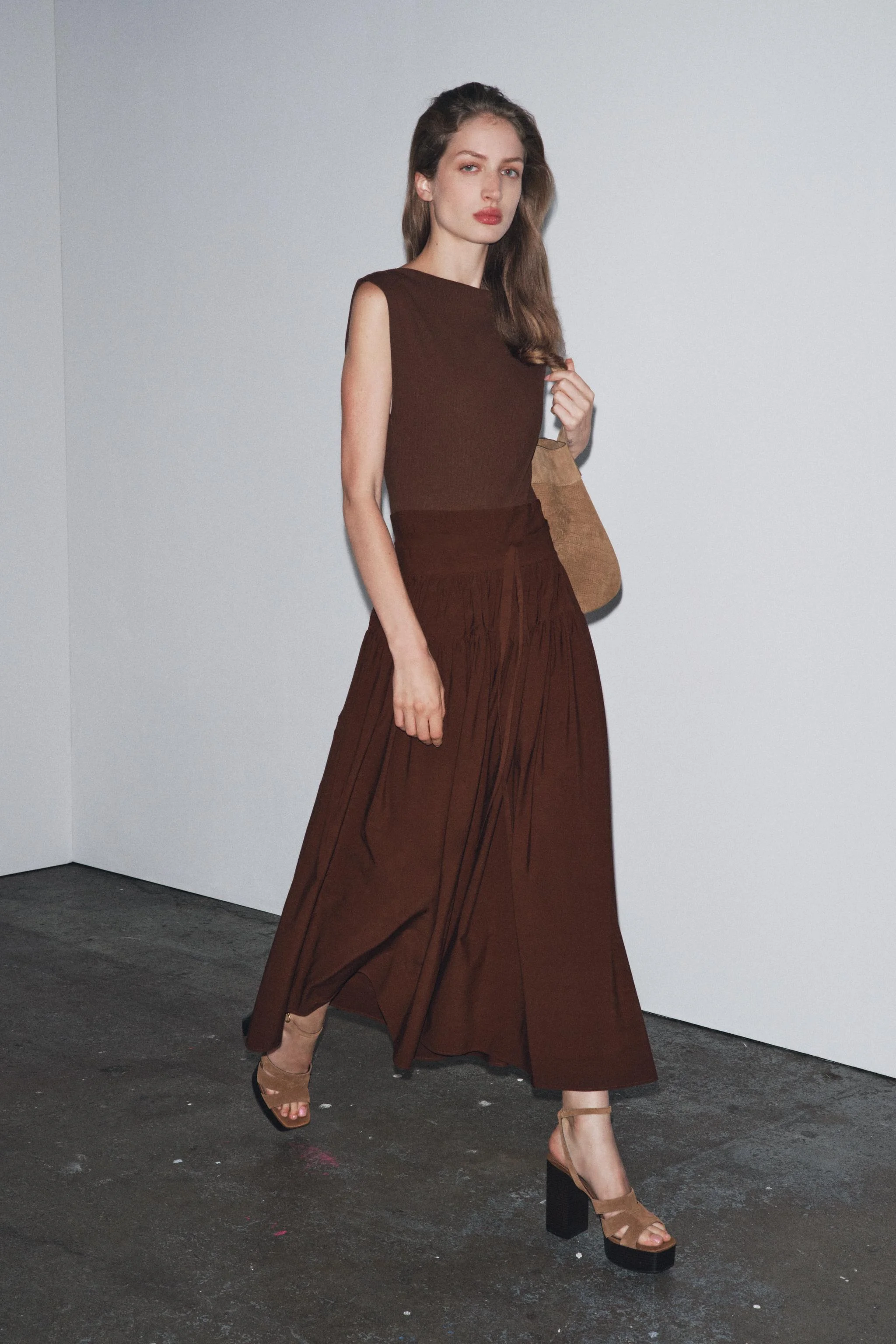 پیراهن میدی با طرح جمع شده و رنگ متضاد