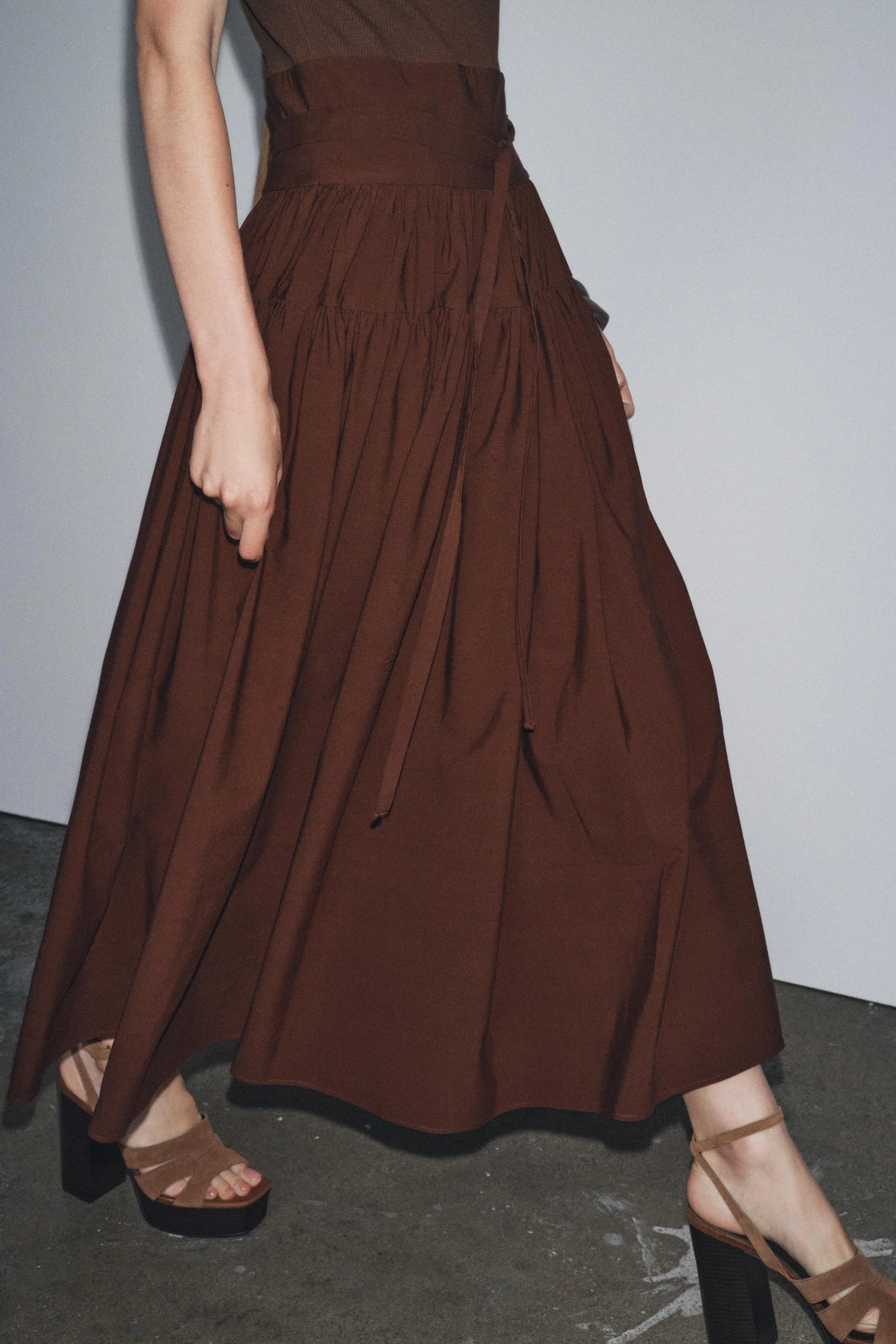 پیراهن میدی با طرح جمع شده و رنگ متضاد