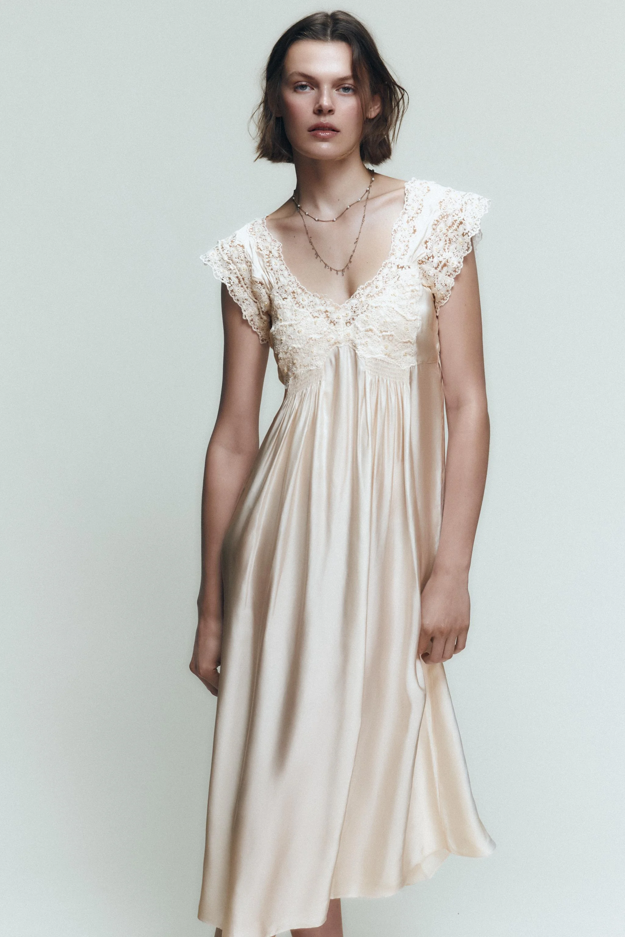 پیراهن میدی رکابی از جنس ساتن و گیپور