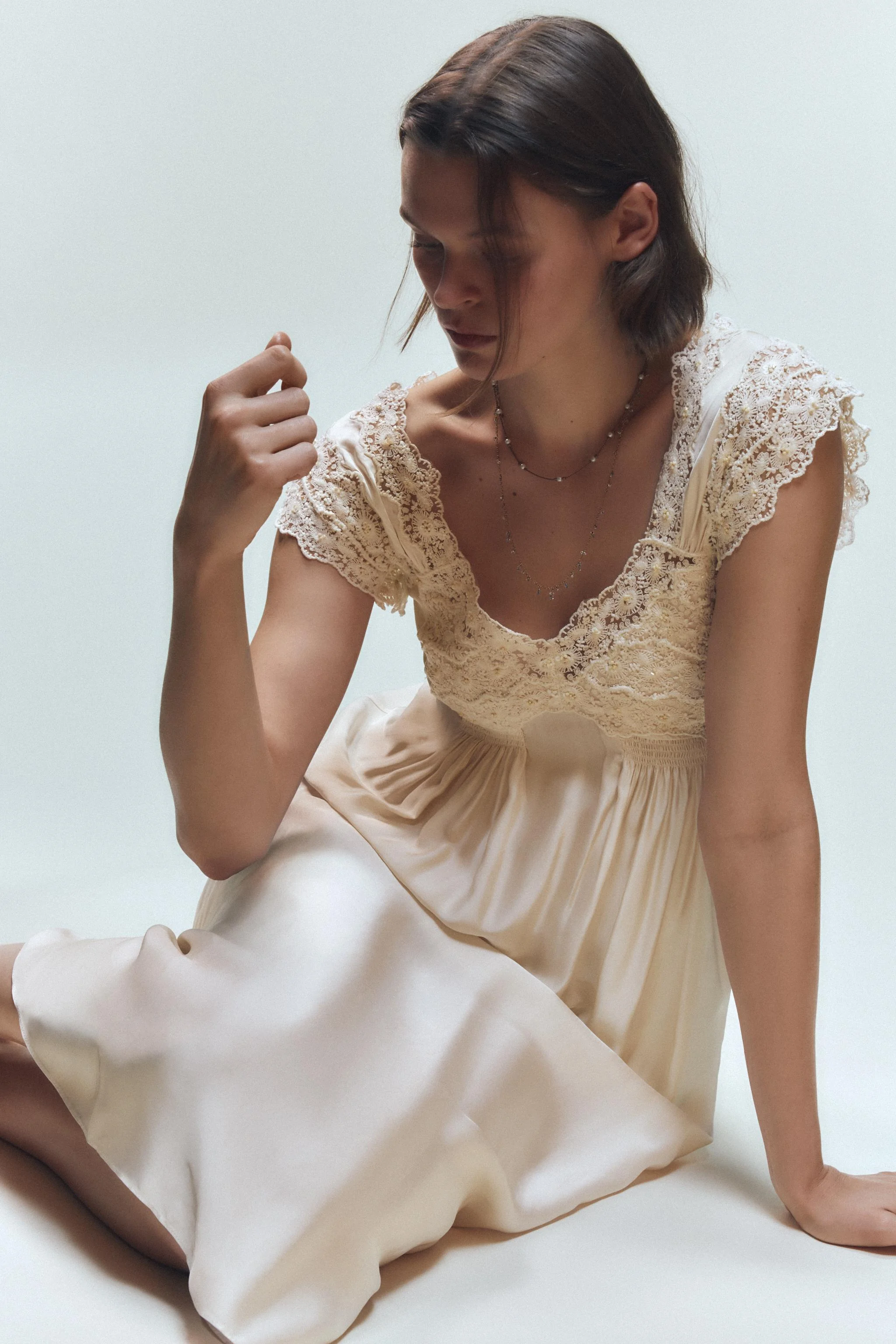 پیراهن میدی رکابی از جنس ساتن و گیپور پیراهن میدی رکابی از جنس ساتن و گیپور