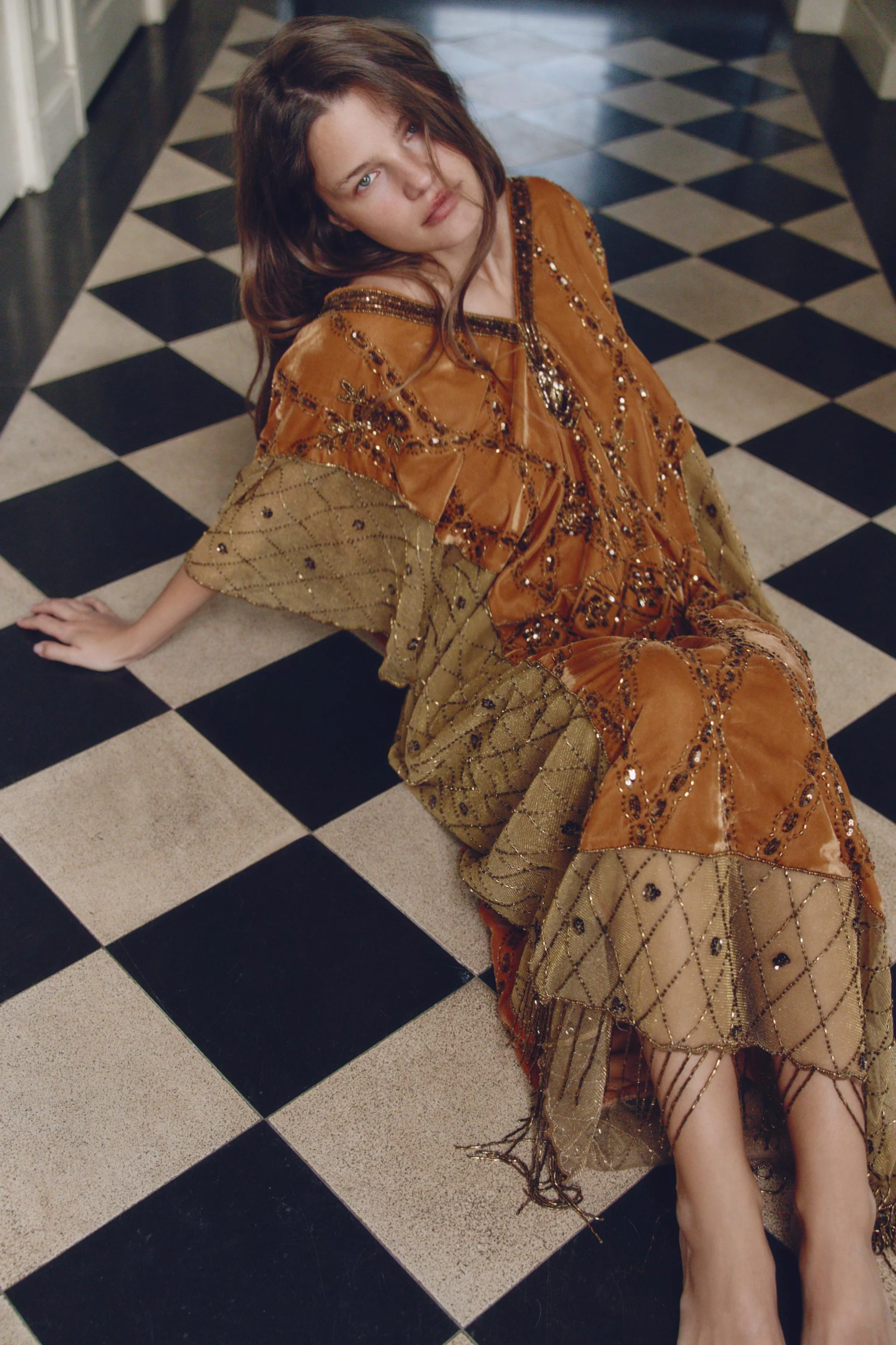 پیراهن میدی مخمل، پولک‌دار و منجوق‌دوزی شده با تضاد رنگی