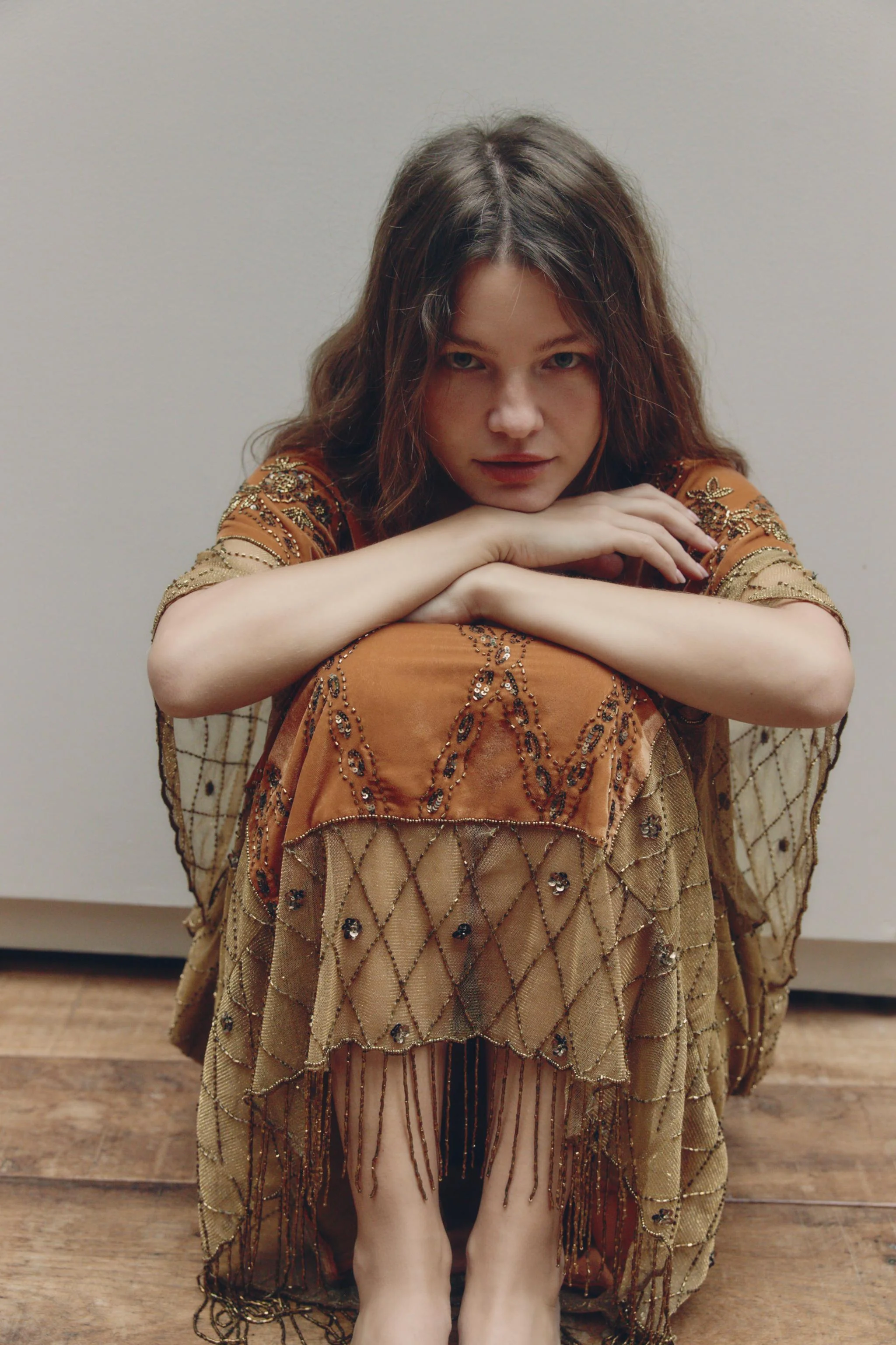 پیراهن میدی مخمل، پولک‌دار و منجوق‌دوزی شده با تضاد رنگی