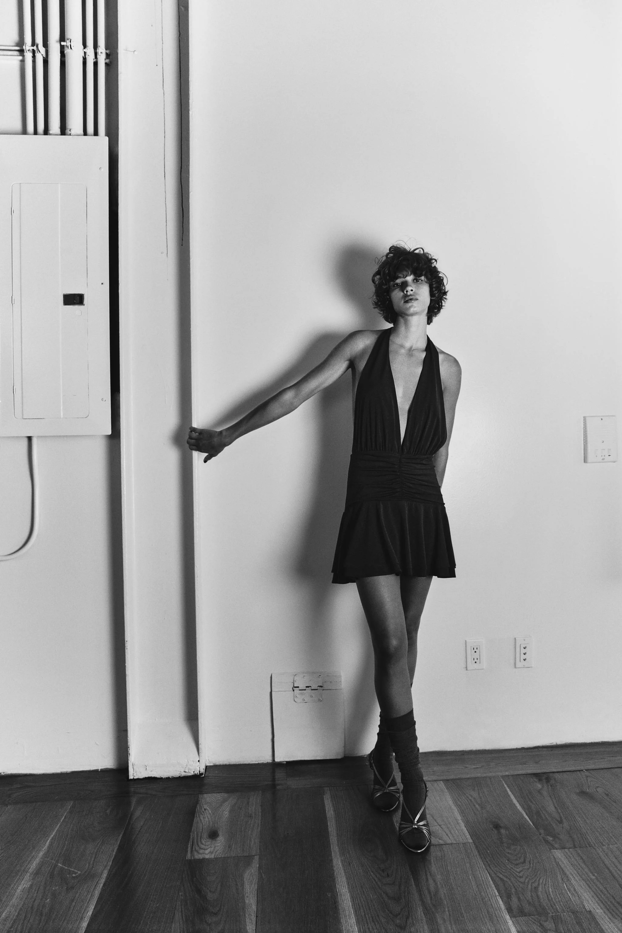 پیراهن سرهمی هالتر با یقه هفت باز. دارای جزئیات چین‌دار و زیپ مخفی در پشت.