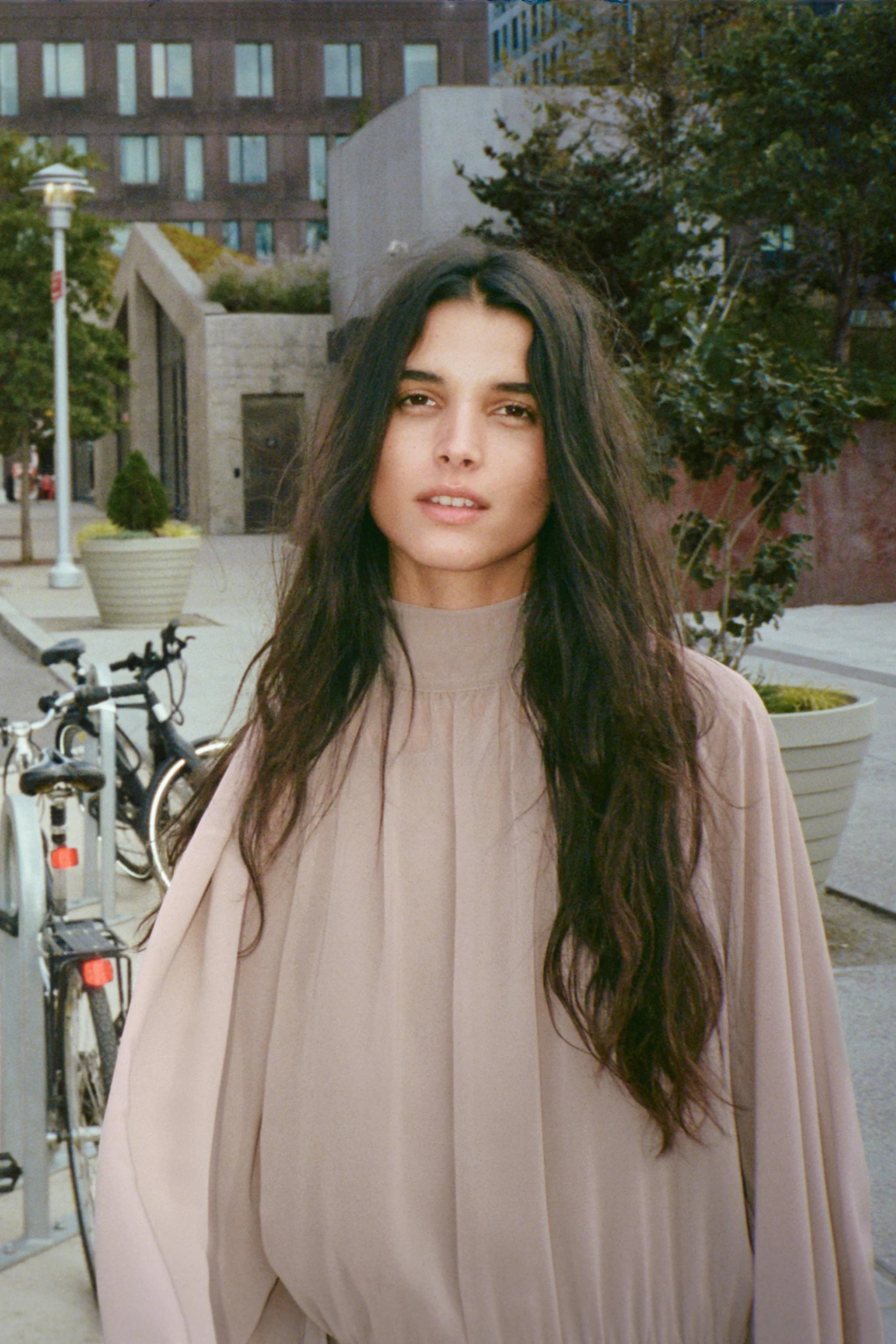 پیراهن کوتاه روان با جزئیات گره