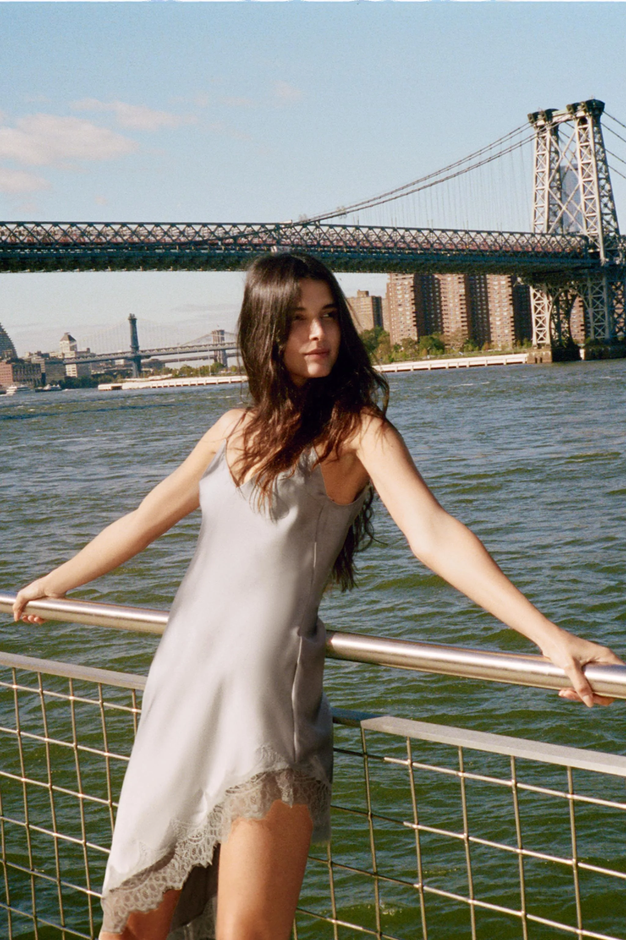 پیراهن کوتاه ساتن و گیپور نامتقارن