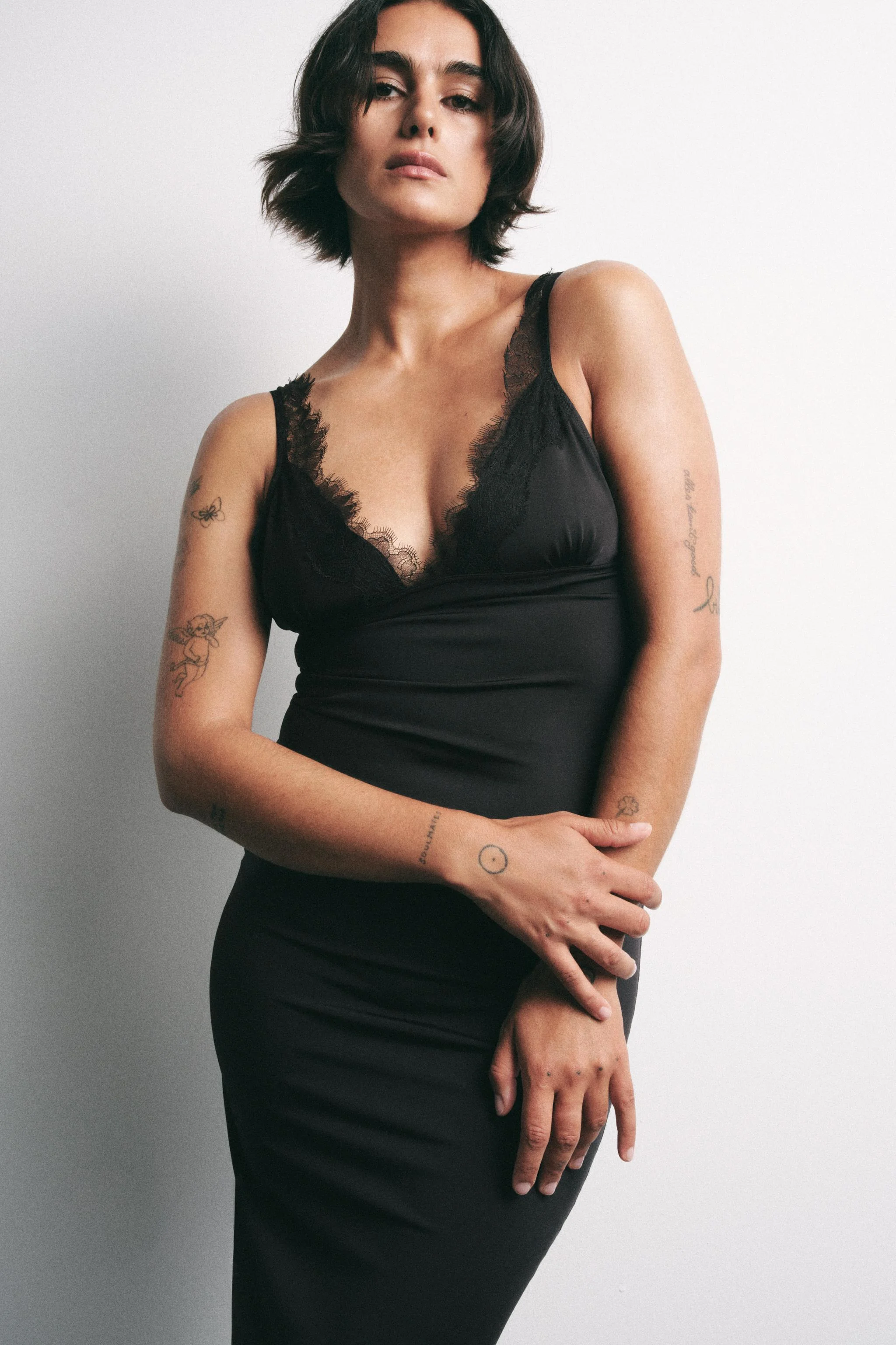 پیراهن میدی با تزیینات گیپور هماهنگ