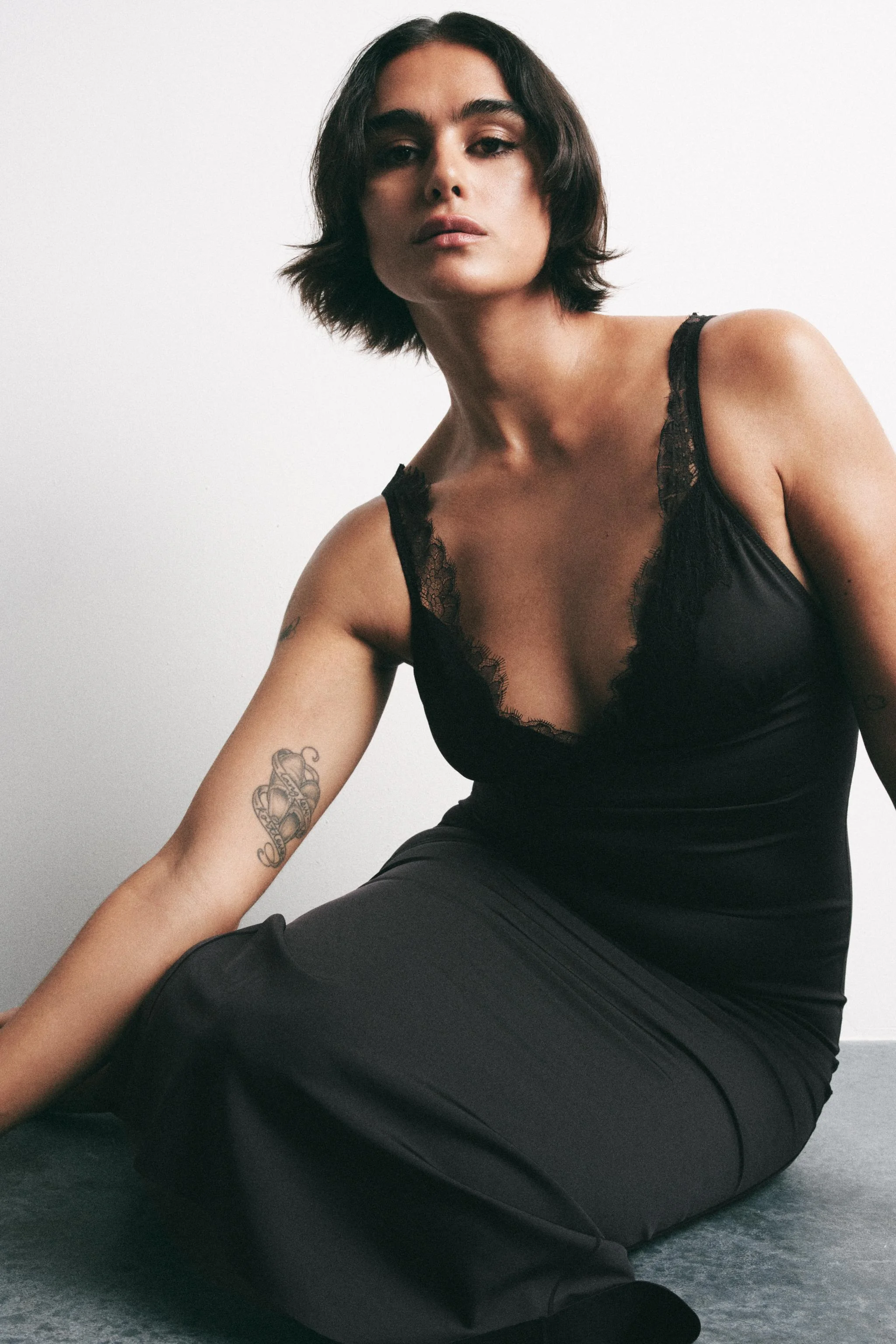 پیراهن میدی با تزیینات گیپور هماهنگ