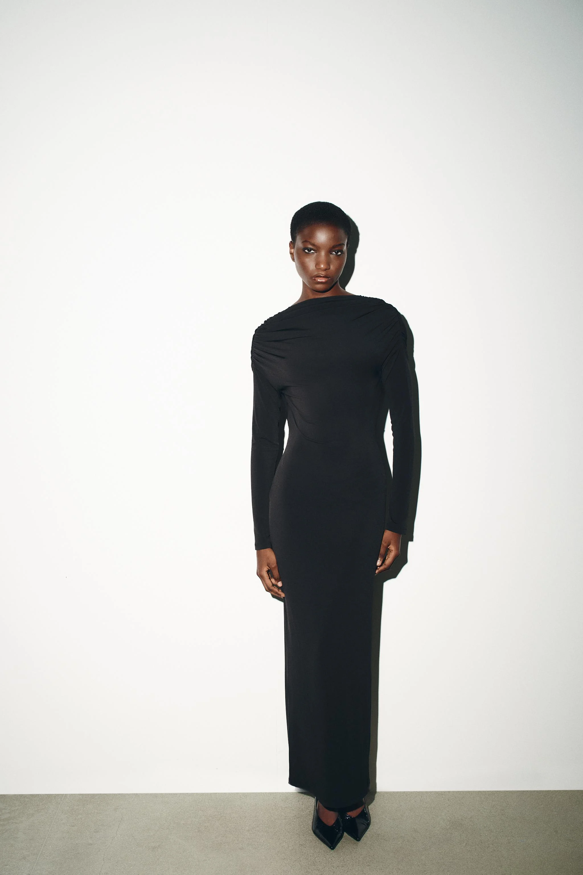 پیراهن میدی با جزئیات دراپه و پشت نگین دار