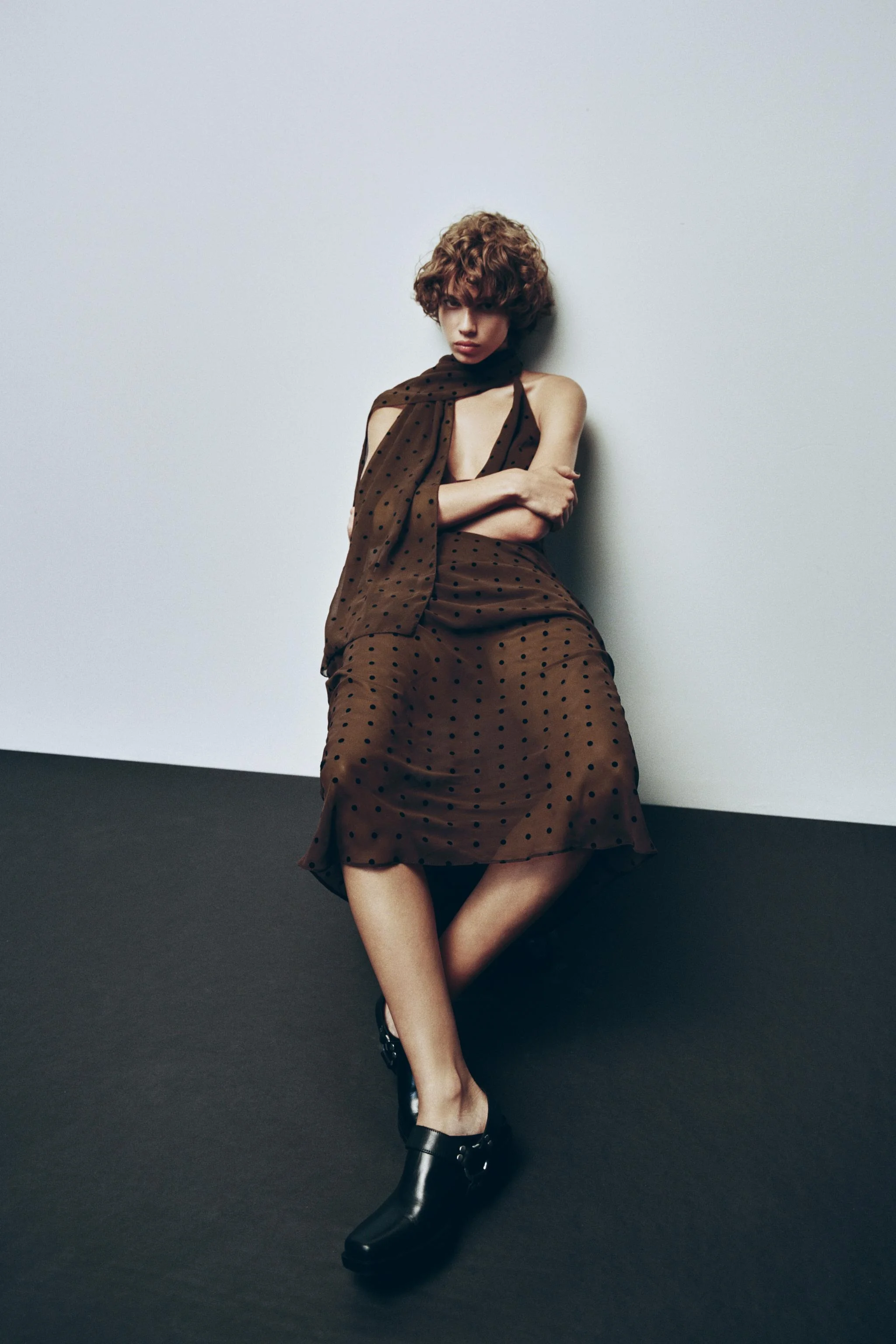 پیراهن بلند خال خالی با شال گردن