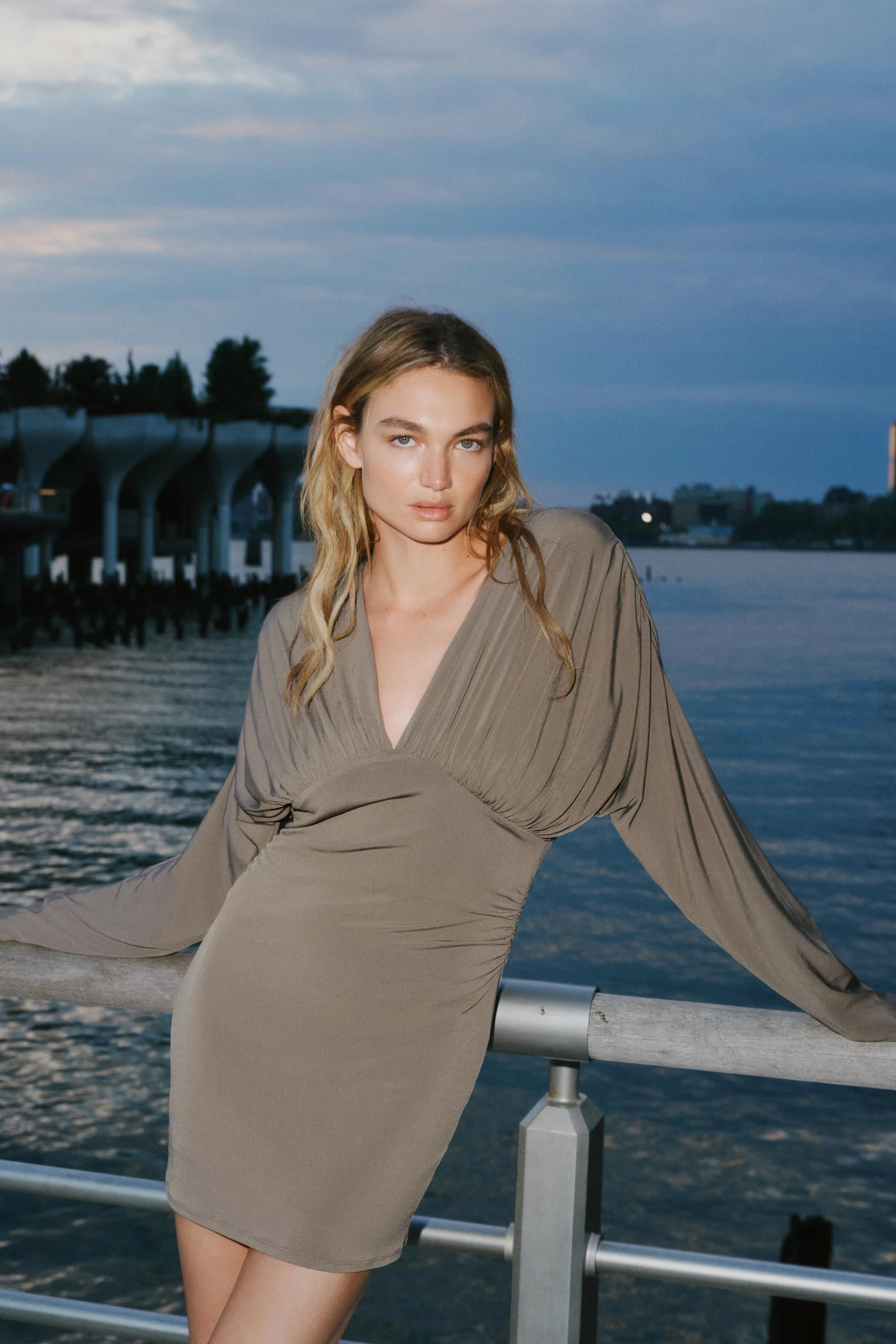 پیراهن کوتاه حجیم با یقه هفت و آستین بلند. پارچه با چین. آستر متضاد. دارای زیپ مخفی در پشت و بند در قسمت گردن.