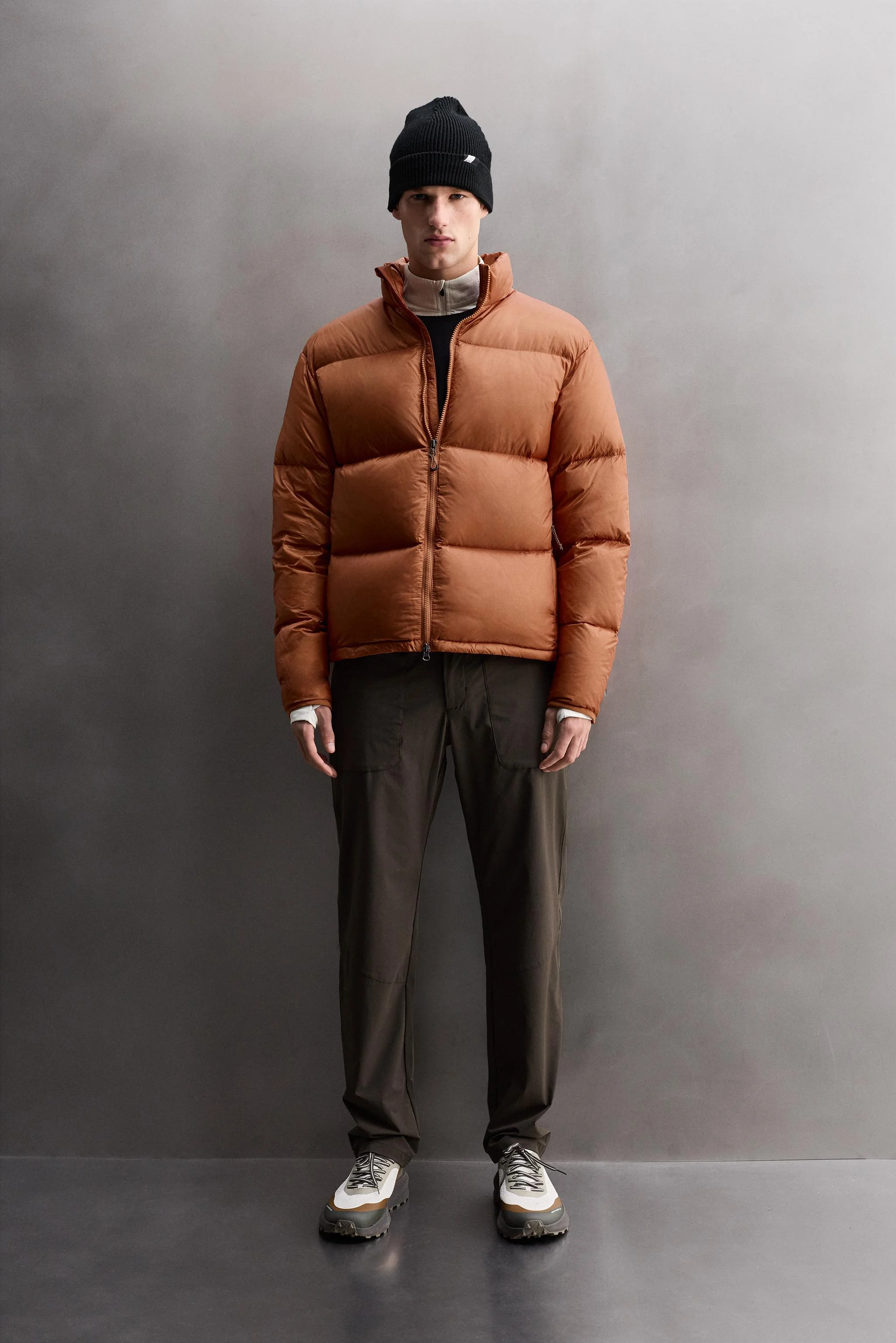 کاپشن پفی ساخته شده از پارچه فنی با ساختار. - داخل آن با ترکیبی از 80% پر و 20% پَر پر شده است. - یقه ایستاده و آستین بلند. - جیب هایی با بست زیپی مخفی در درزهای باسن. دارای یک جیب داخلی. - لبه قابل تنظیم با کش داخلی در طرفین. - جلوی زیپ دار. Zara Athleticz. کاپشن پفی ساخته شده از پارچه فنی با ساختار. - داخل آن با ترکیبی از 80% پر و 20% پَر پر شده است. - یقه ایستاده و آستین بلند. - جیب هایی با بست زیپی مخفی در درزهای باسن. دارای یک جیب داخلی. - لبه قابل تنظیم با کش داخلی در طرفین. - جلوی زیپ دار. Zara Athleticz.