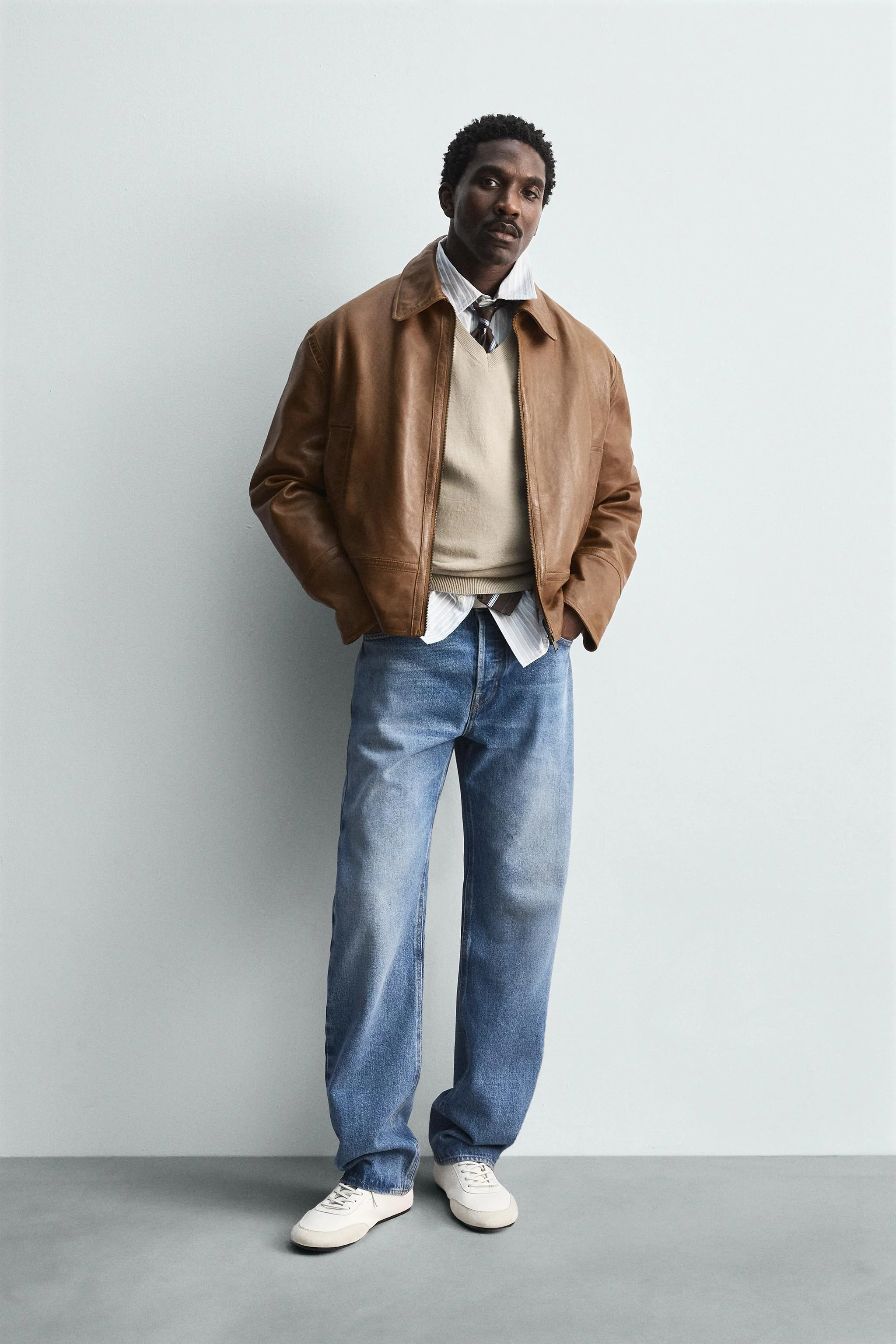 کت چرمی با برش معمولی، یقه برگردان و آستین بلند. دارای جیب های مورب در قسمت باسن. جزئیات جیب داخلی. افکت وینتیج روی درزها. دارای زیپ در جلو.