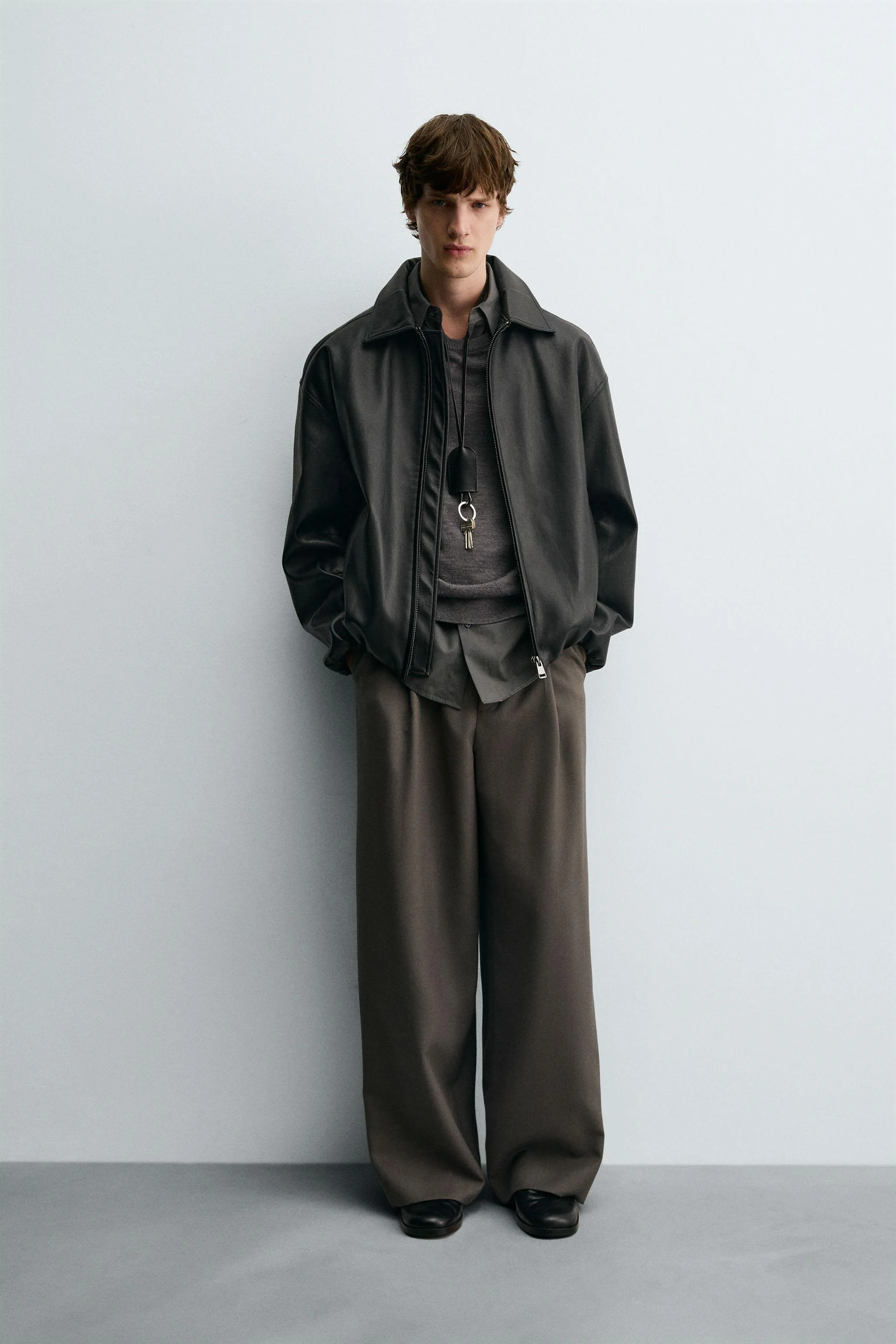 کت بمبر با ظاهر چرم