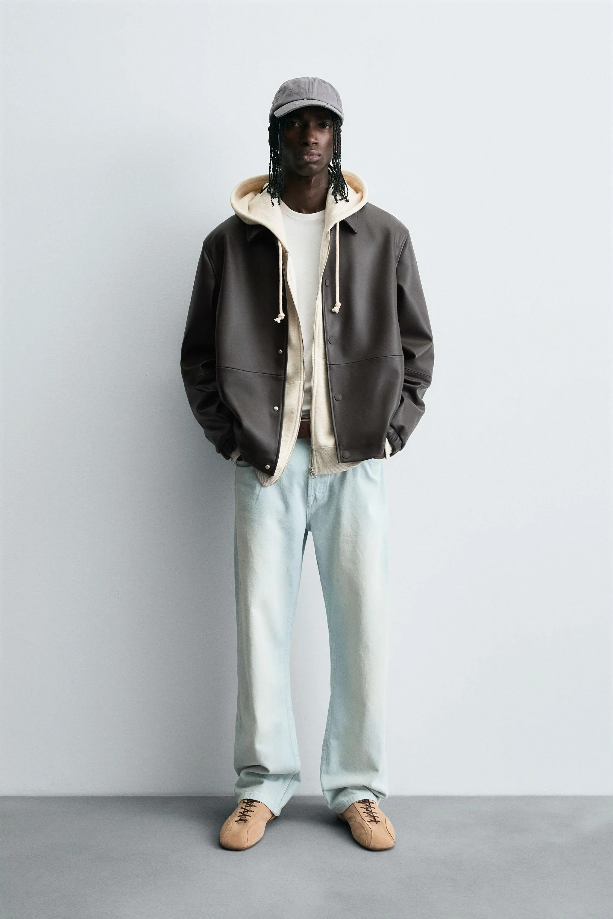 کت با تن خور راحت، تهیه شده از پارچه با طرح چرم. دارای یقه برگردان، آستین های بلند با سرآستین کشی، جیب های مورب در پهلو، یک جیب داخلی و بست دکمه فشاری در جلو.