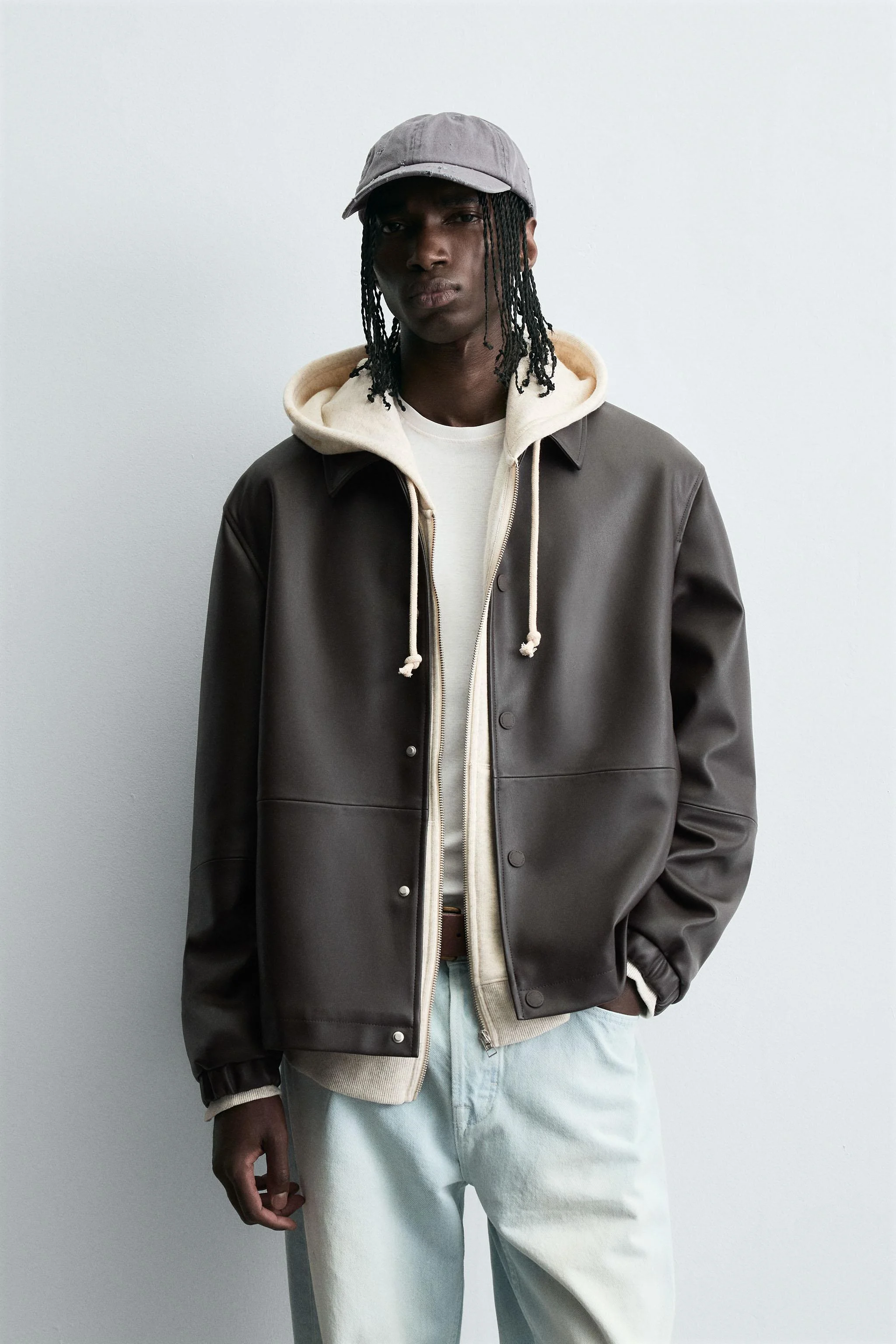 کت با تن خور راحت، تهیه شده از پارچه با طرح چرم. دارای یقه برگردان، آستین های بلند با سرآستین کشی، جیب های مورب در پهلو، یک جیب داخلی و بست دکمه فشاری در جلو.