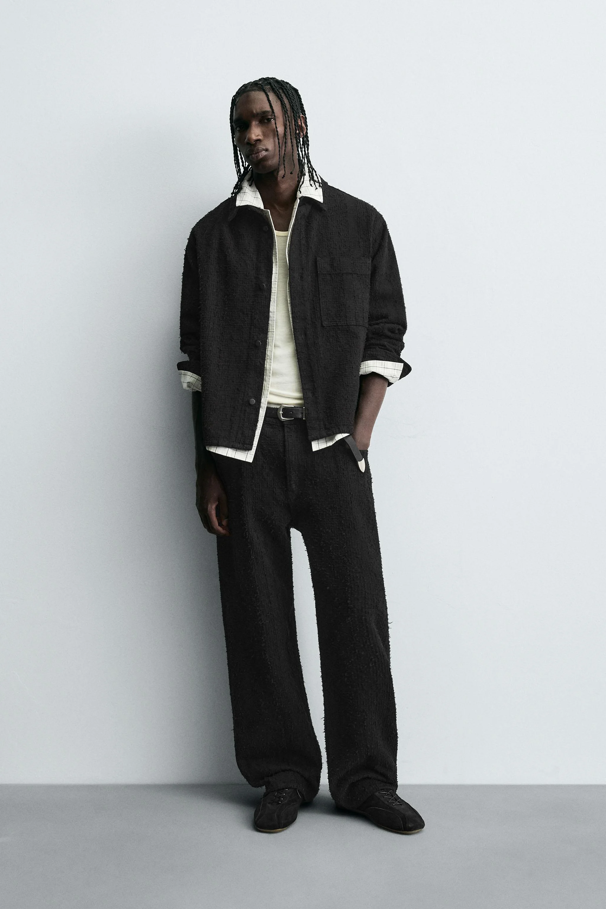 شلوار جین با تن خور راحت و بافت دار