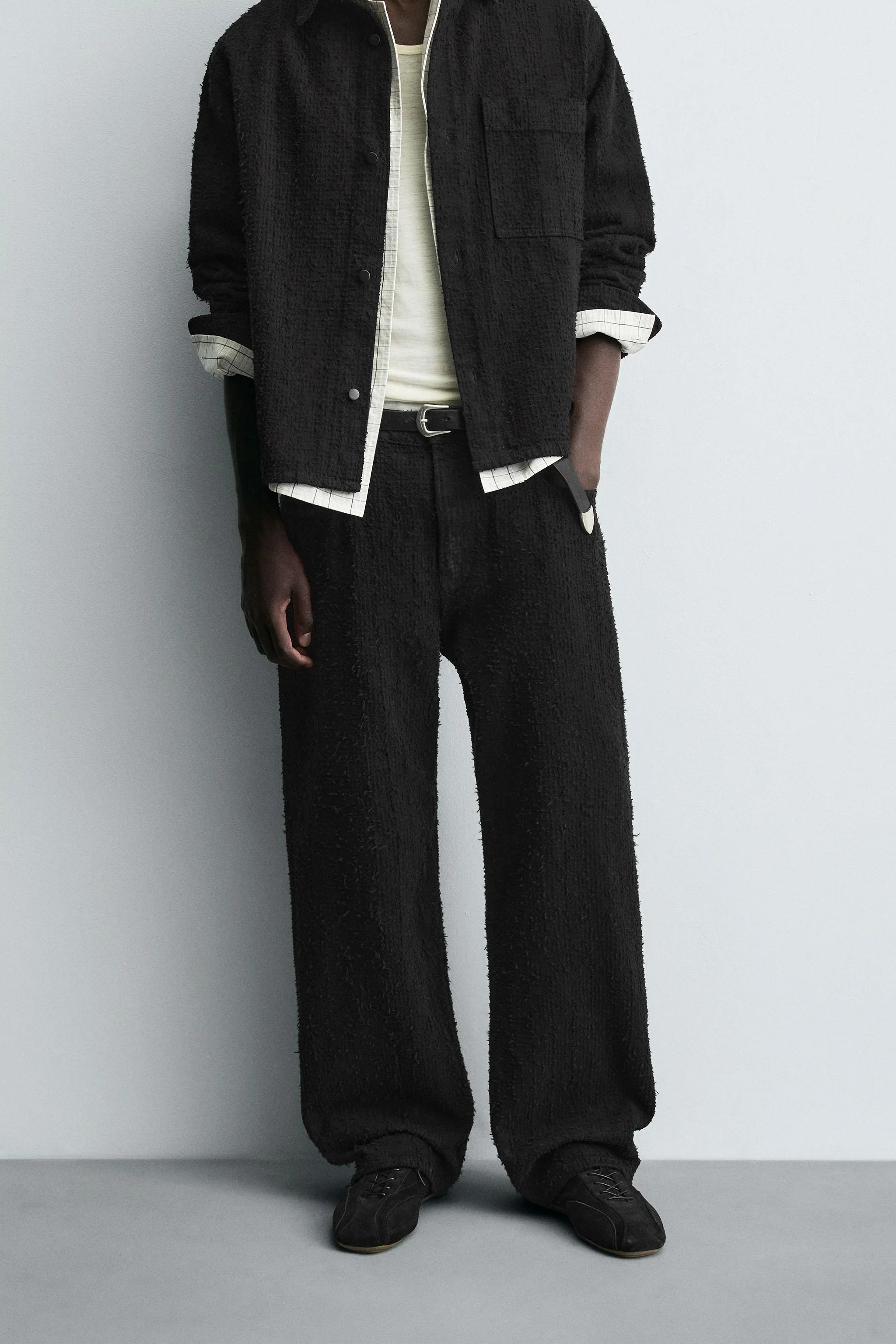 شلوار جین با تن خور راحت و بافت دار