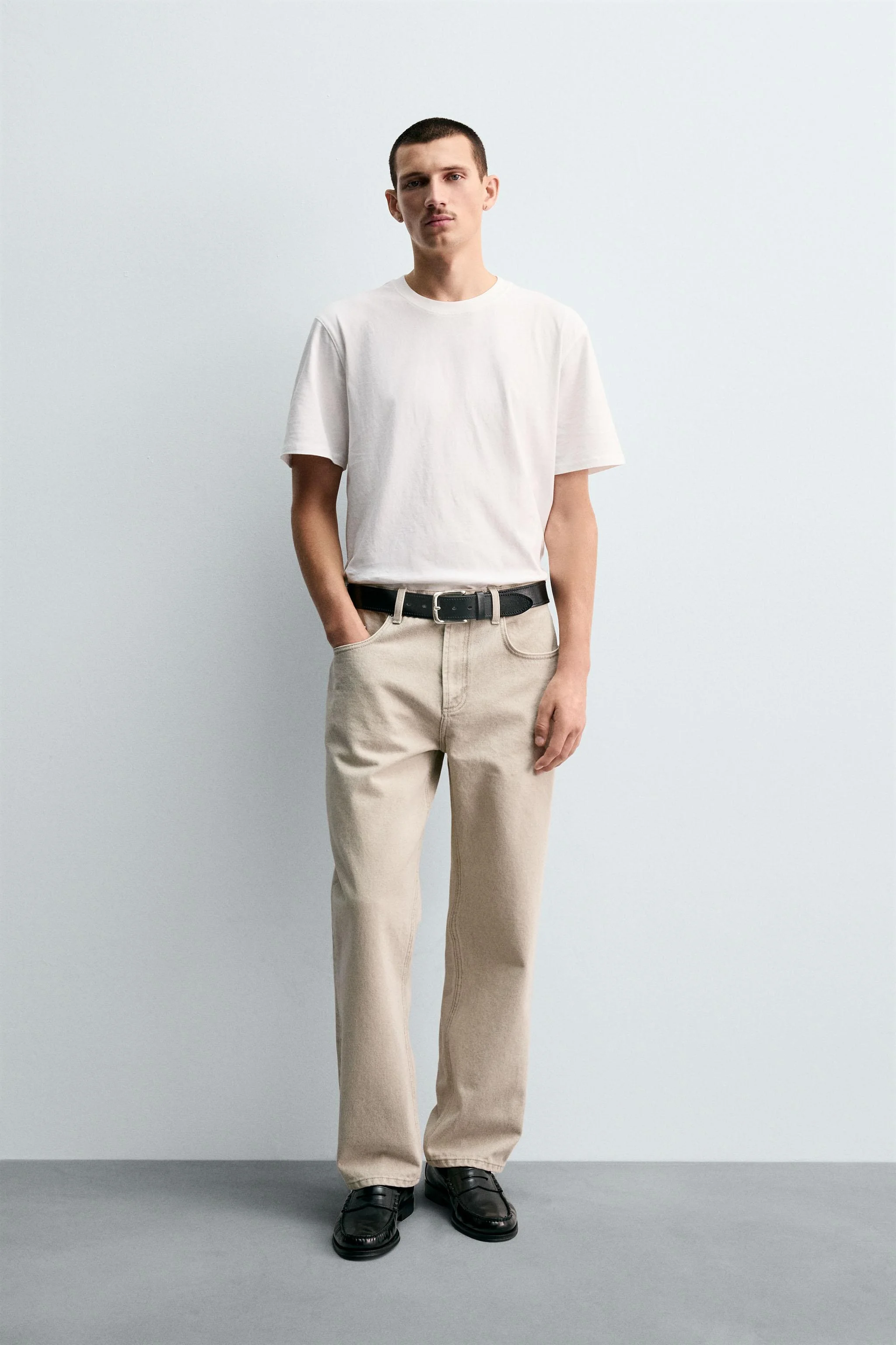 شلوار جین راسته با طرح شسته شده